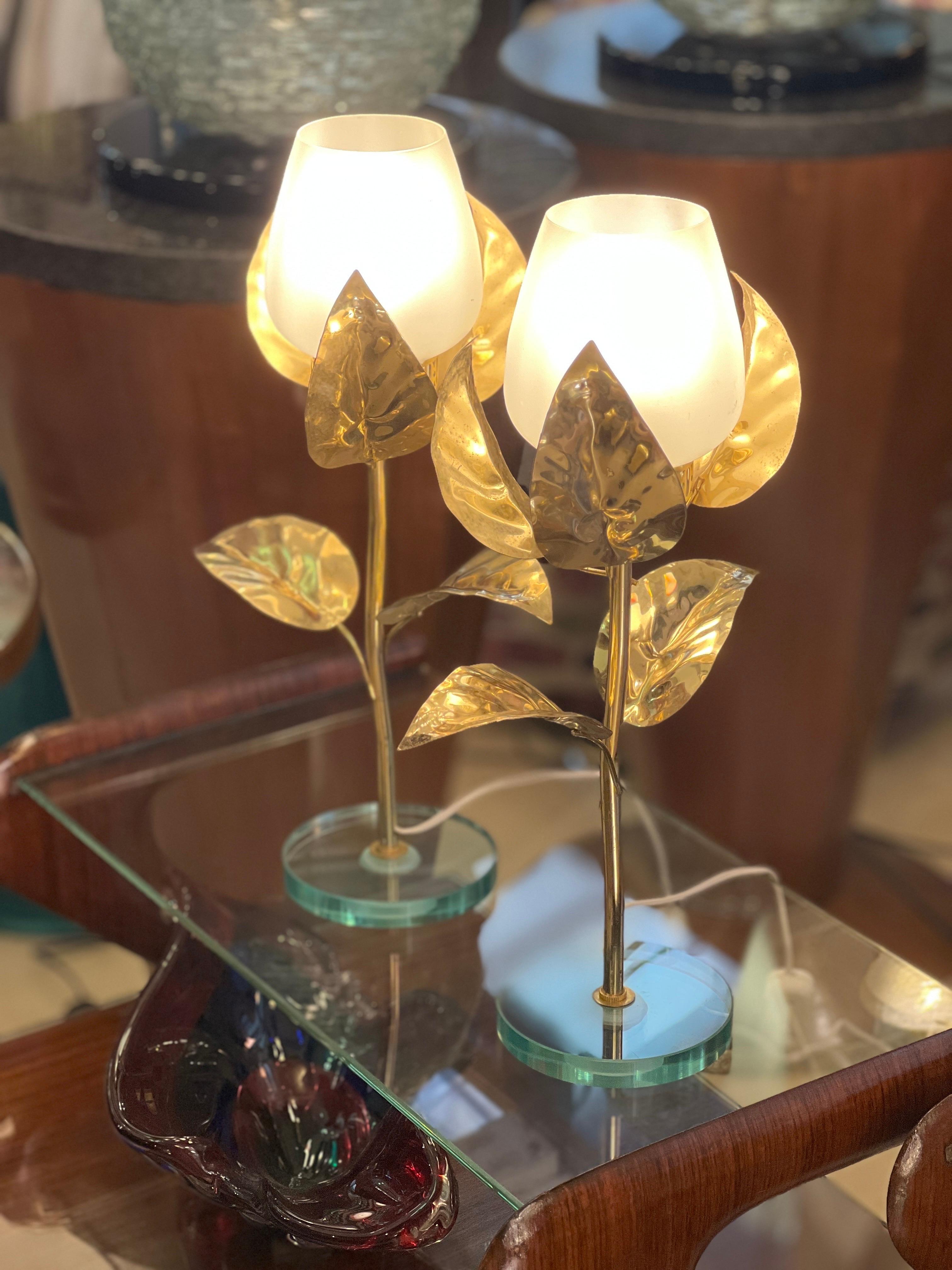  Pair of Mid-Century Flower-Shaped Lamps in White Murano Glass and Brass 1950s For Sale 10