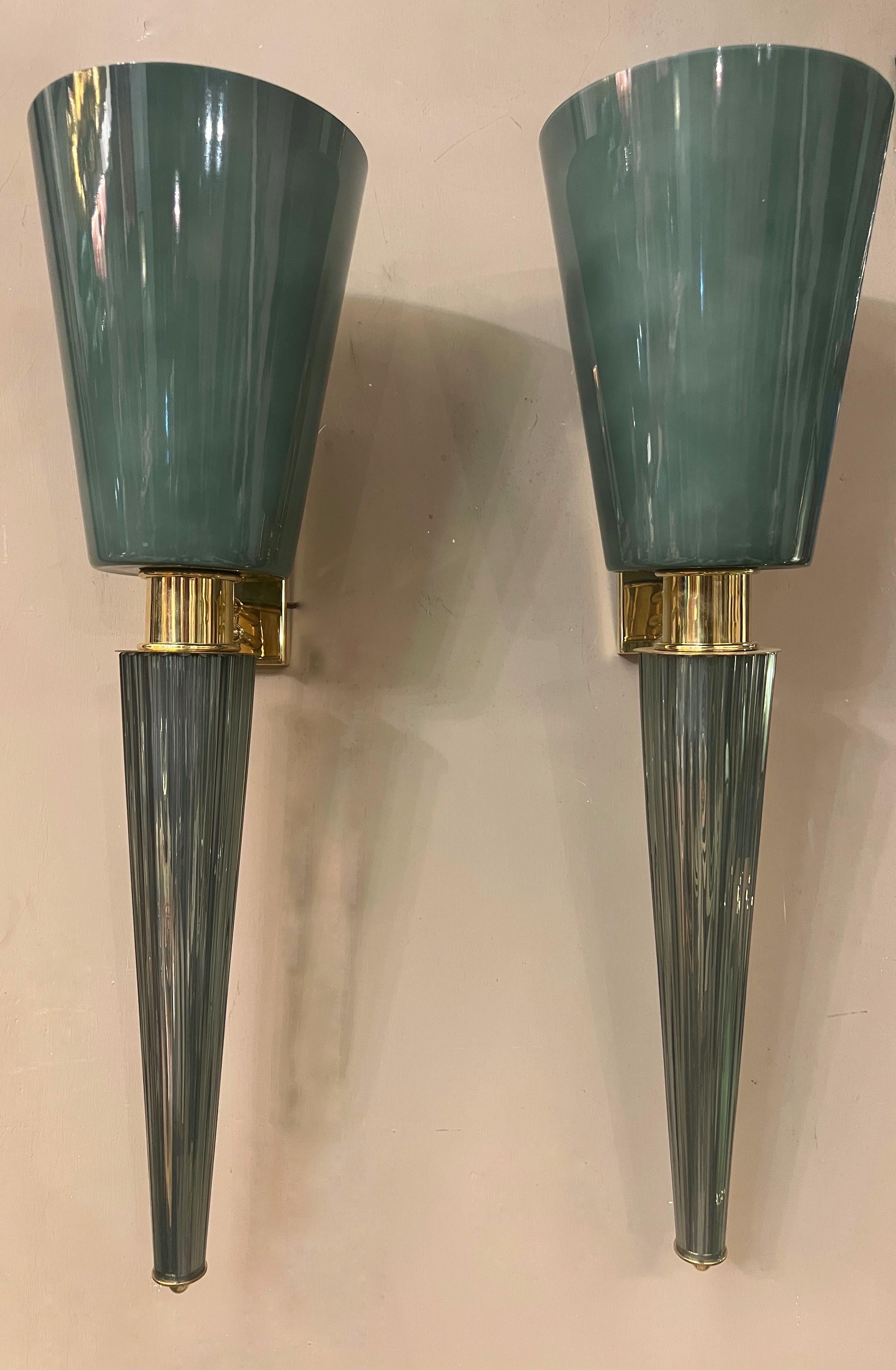 Paire d'appliques murales Murano coniques de style Art Deco, vert sauge, garnitures en laiton, années 1940 en vente 9