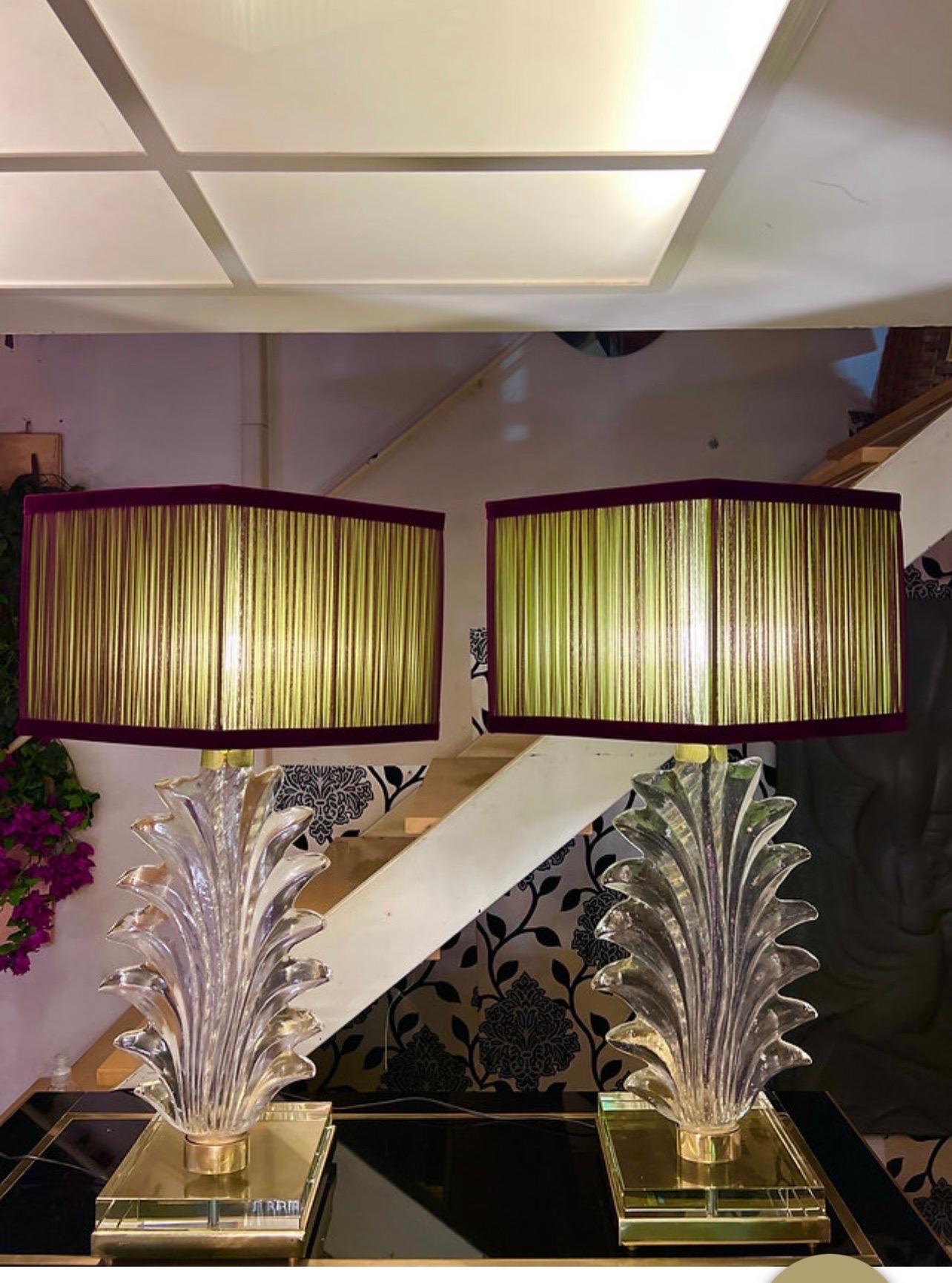 Pareja de lámparas de sobremesa de cristal soplado transparente de Murano con base cuadrada de cristal transparente grueso y pesado. Las lámparas se presentan con pantallas hechas a mano por nuestro equipo, de gasa de seda de doble color (verde