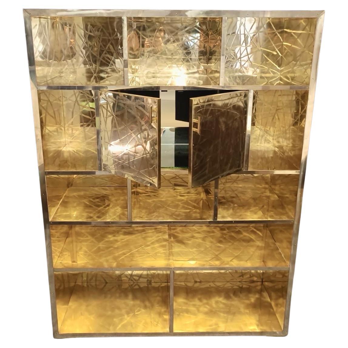 Libreria in ottone graffiato con mobile bar a specchio progettata da Pandora Decor in vendita