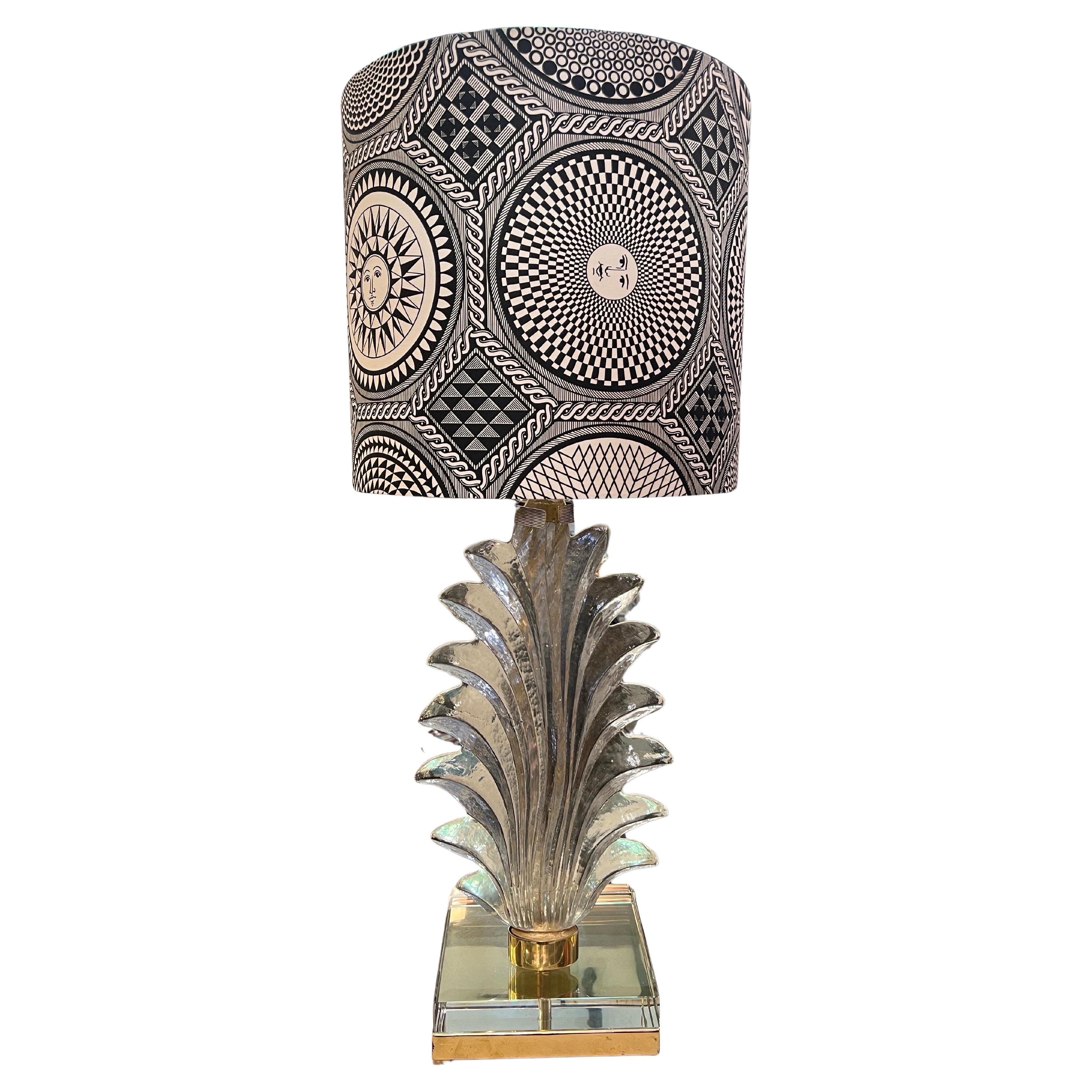 Lampada da tavolo a foglia in vetro trasparente soffiato a mano di Murano con base quadrata in vetro trasparente spessa e pesante. La struttura è realizzata in ottone. Il paralume è realizzato con il tessuto 