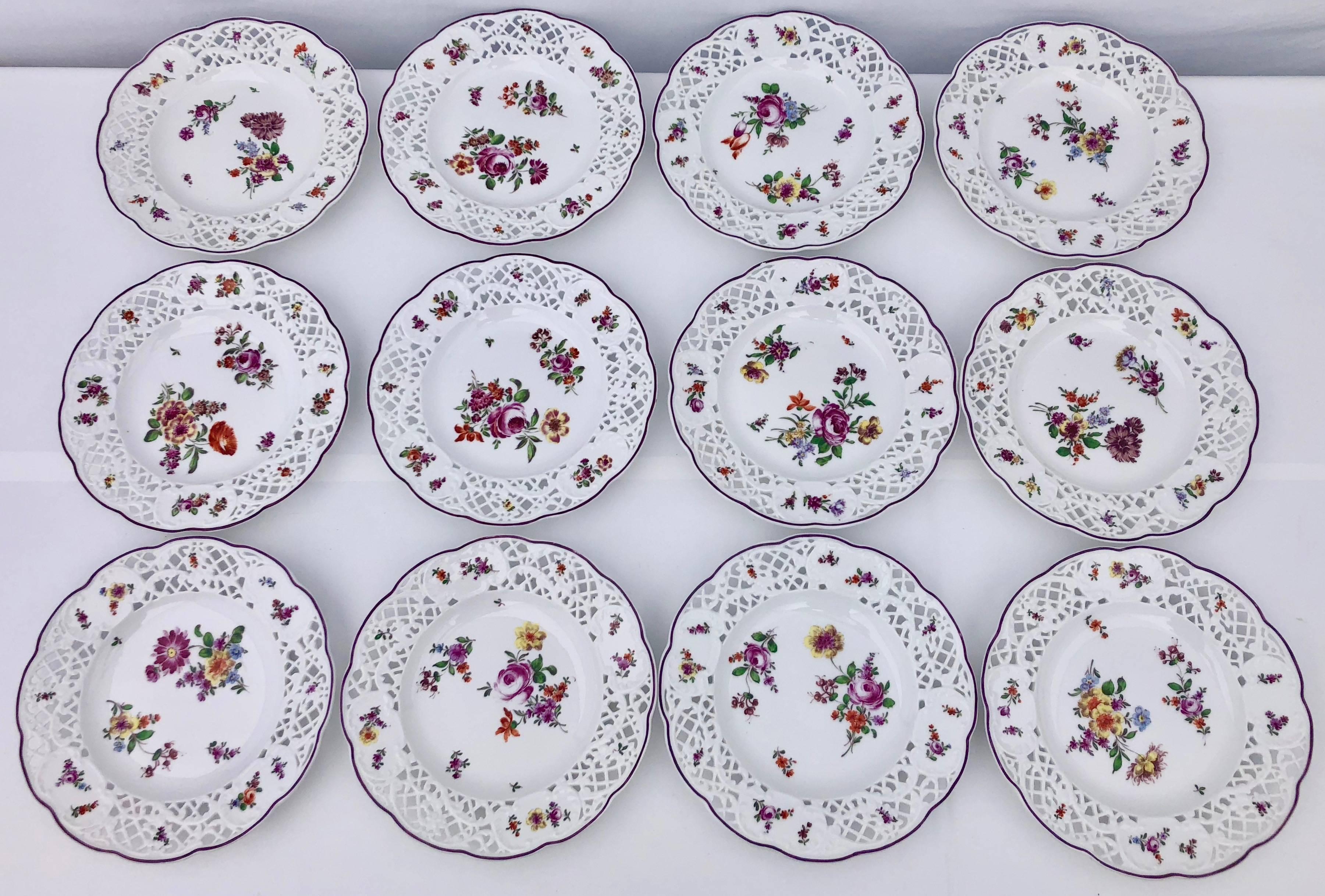 24 Meissen Plates with Reticulated Borders and Floral Decoration, Early 1900s (Französisch) im Angebot