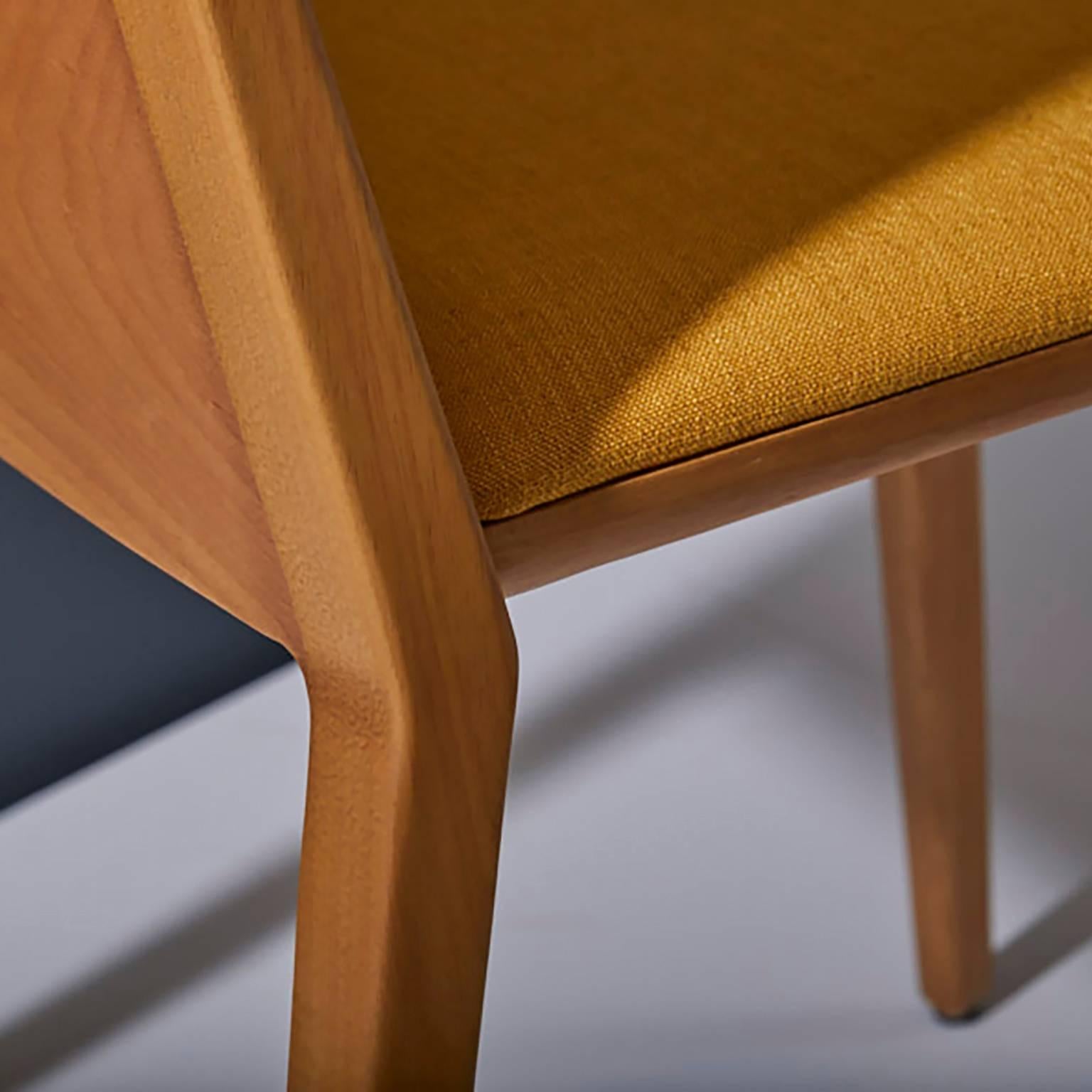 La collezione di sedie ad ala in legno massiccio, flessibilità, estetica moderna, comfort e morbidezza sono le parole chiave di questa collezione. Il concetto si ispira al design dell'aereo B-52; questa ispirazione ci ha dato la libertà di creare