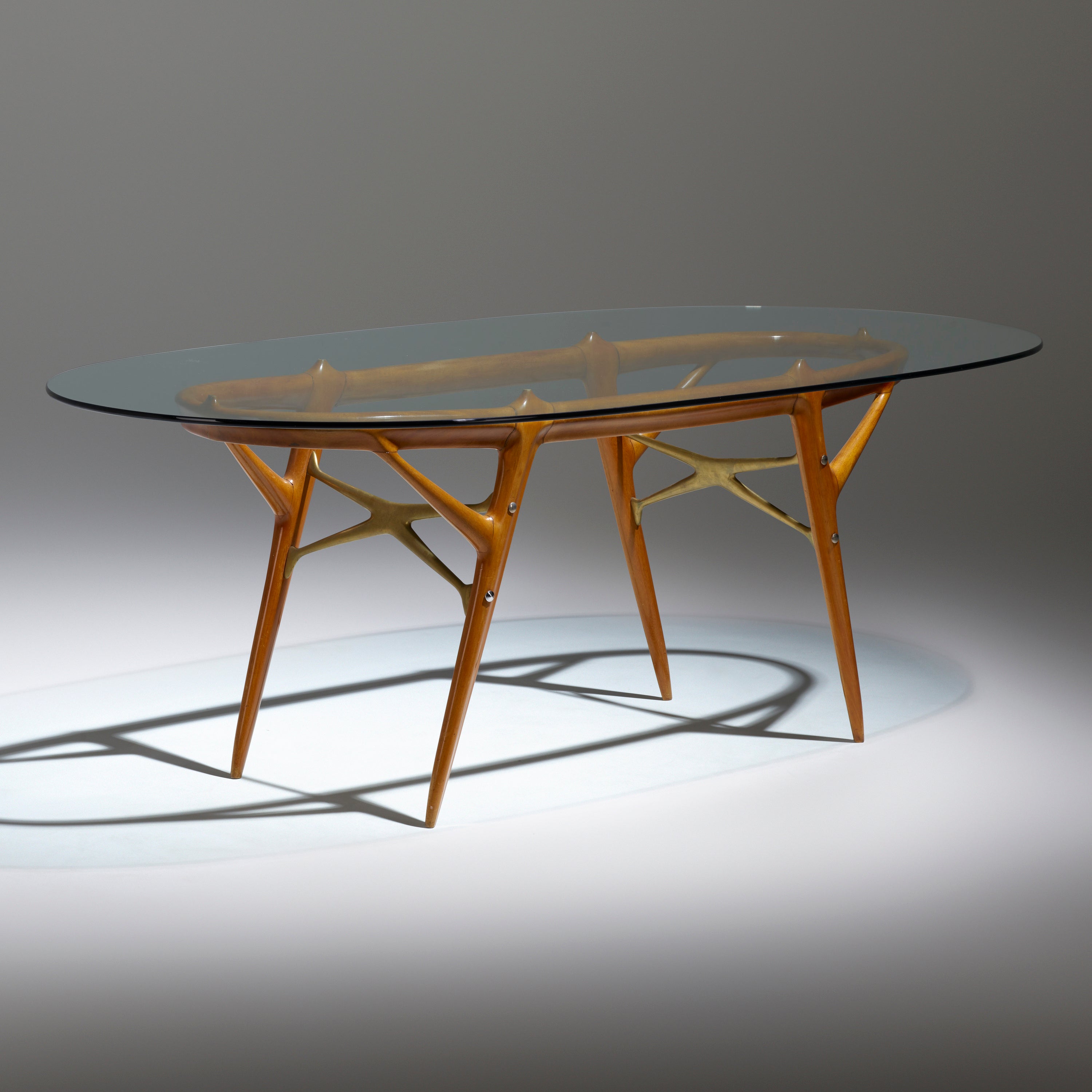 Ico Parisi : Superbe table de salle à manger ovale en orme, verre et bronze, Italie, années 1950 en vente