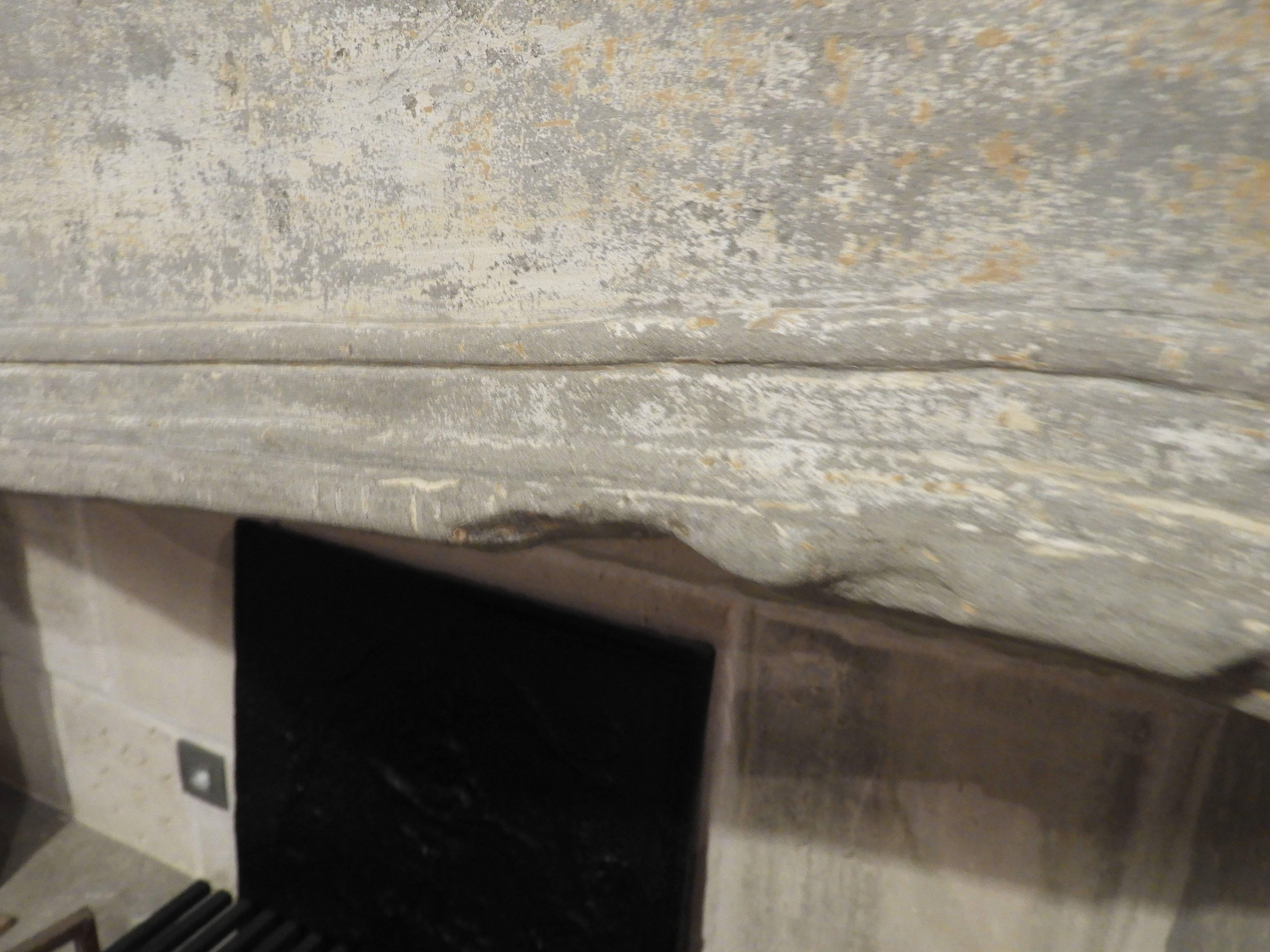 18th Century Louis 15 Fireplace in Light Grey Limestone For Sale 1