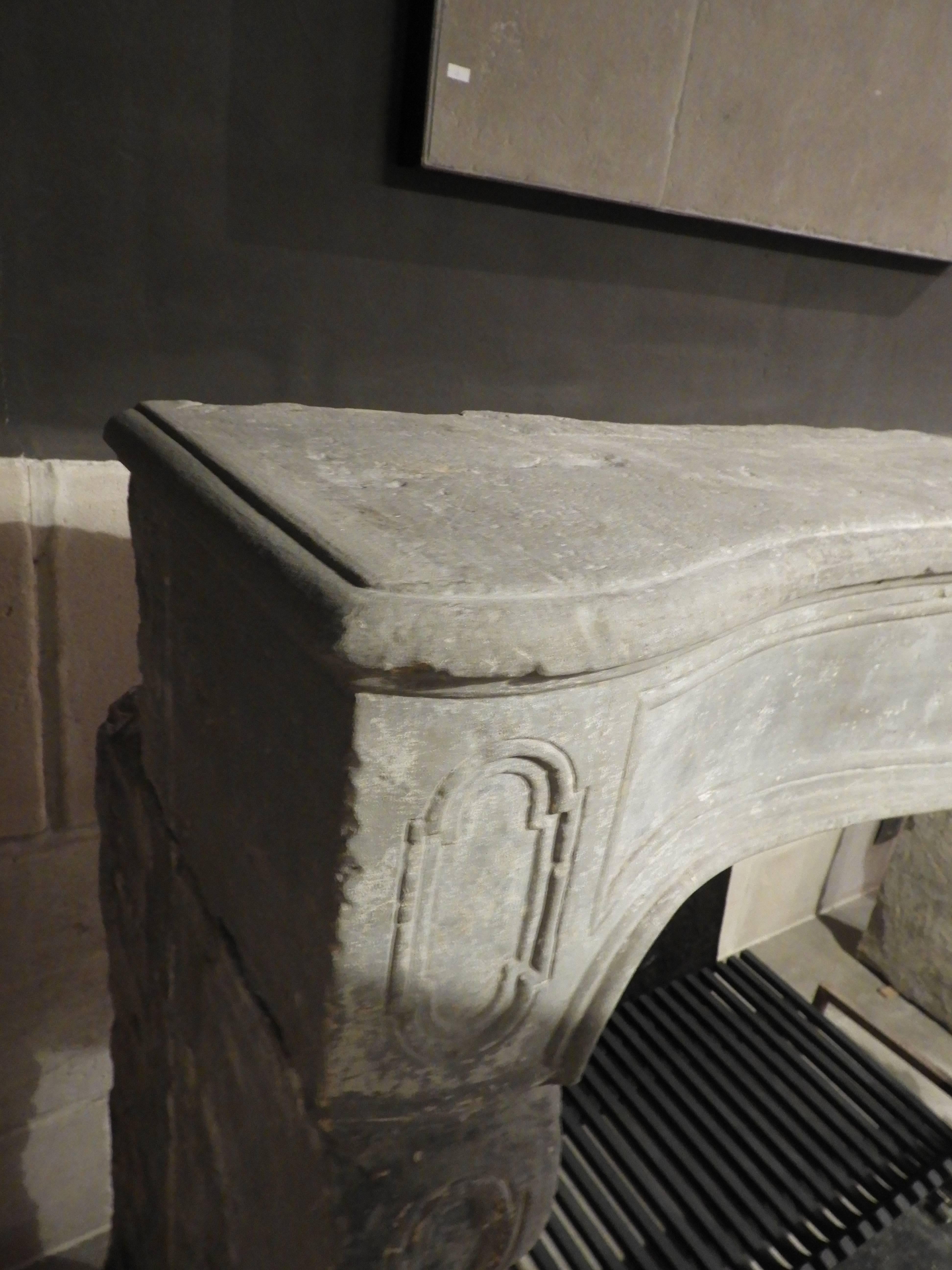 18th Century Louis 15 Fireplace in Light Grey Limestone For Sale 4