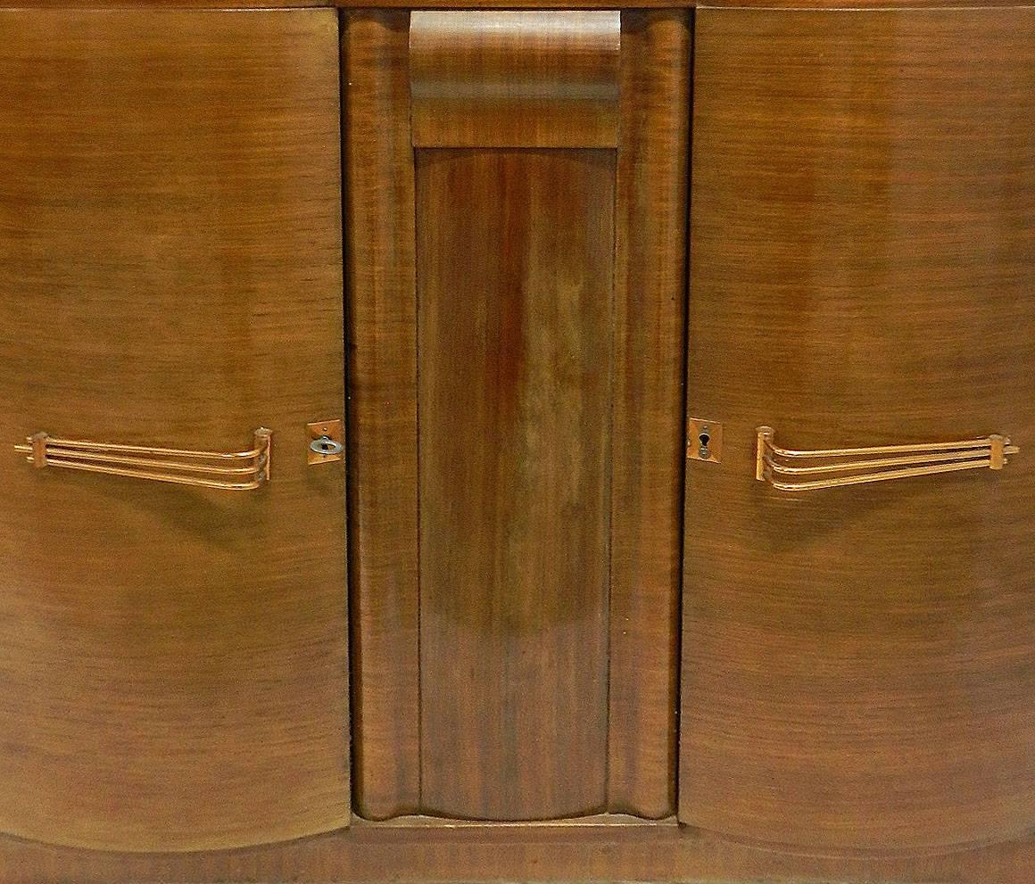 Art Deco credenza sideboard French circa 1930 dresser buffet
Polished Walnut (apologies for reflections)
Buffet Dresser
Curved wood front
Overall good vintage condition with minor signs of use, inside the shelves have some ring marks where bottles
