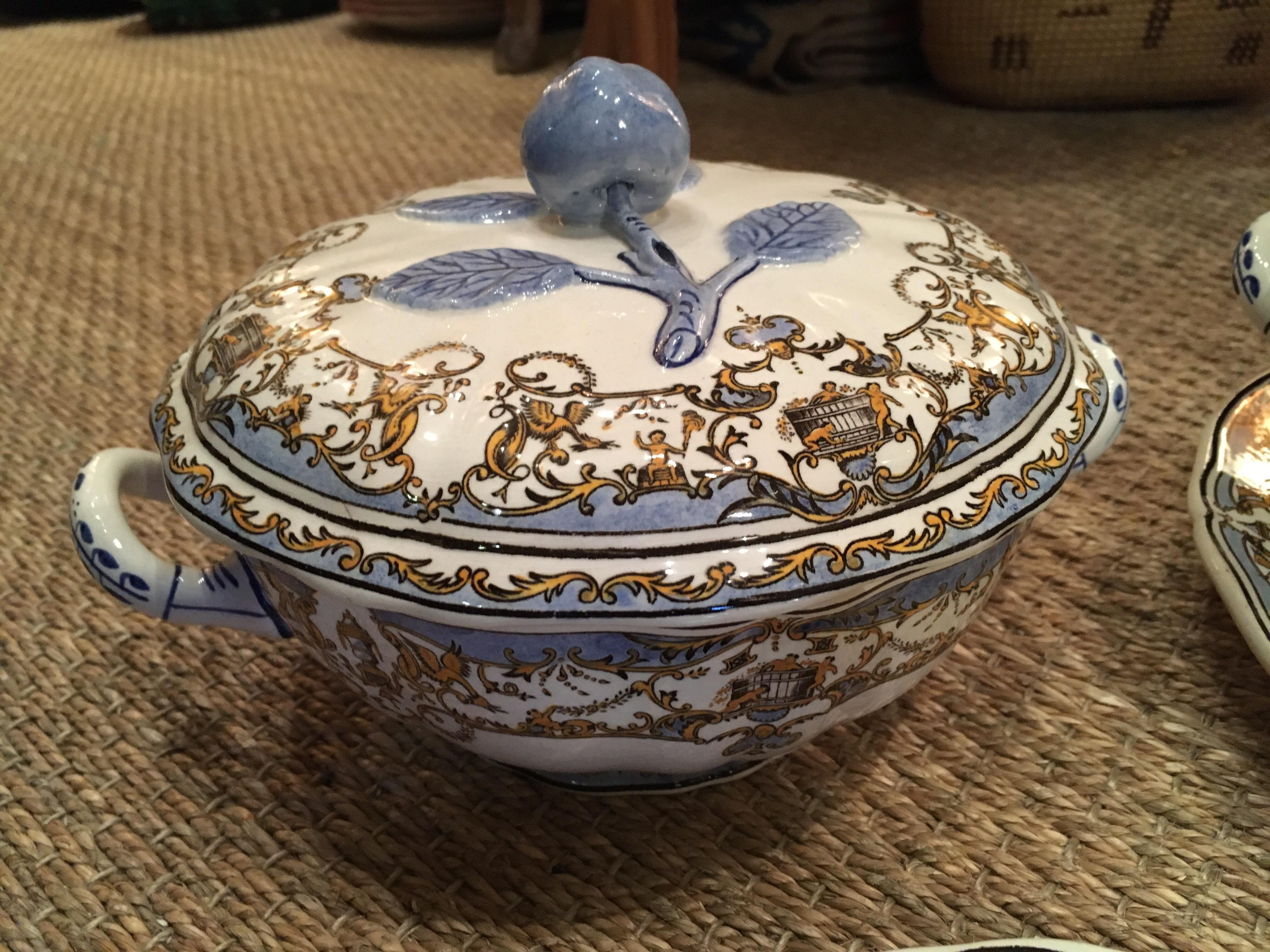 French Gien Faience Dinner Table Service, France, circa 1940 Blue Apple Model In Good Condition In Paris, FR