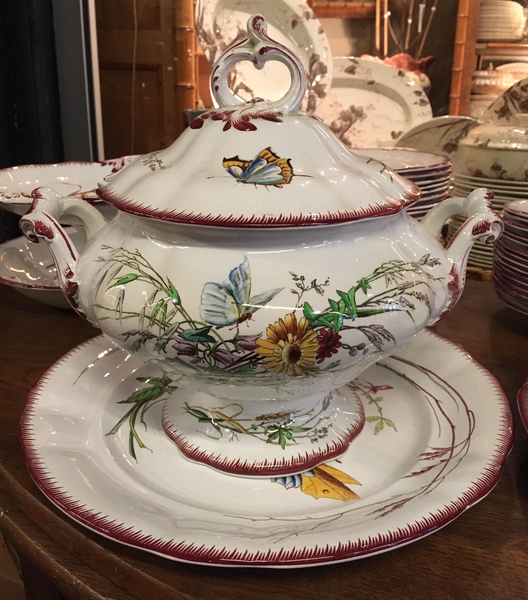 Sarreguemines, 19th century, France
Dinner table service. Butterfly pattern model.
Faience (or earthenware).

Around 65 pieces.
Details : 
24 regular plates
18 hollow plates
14 dessert plates
2 low cake plates
1 compotier 
1 hollow serving plate
1