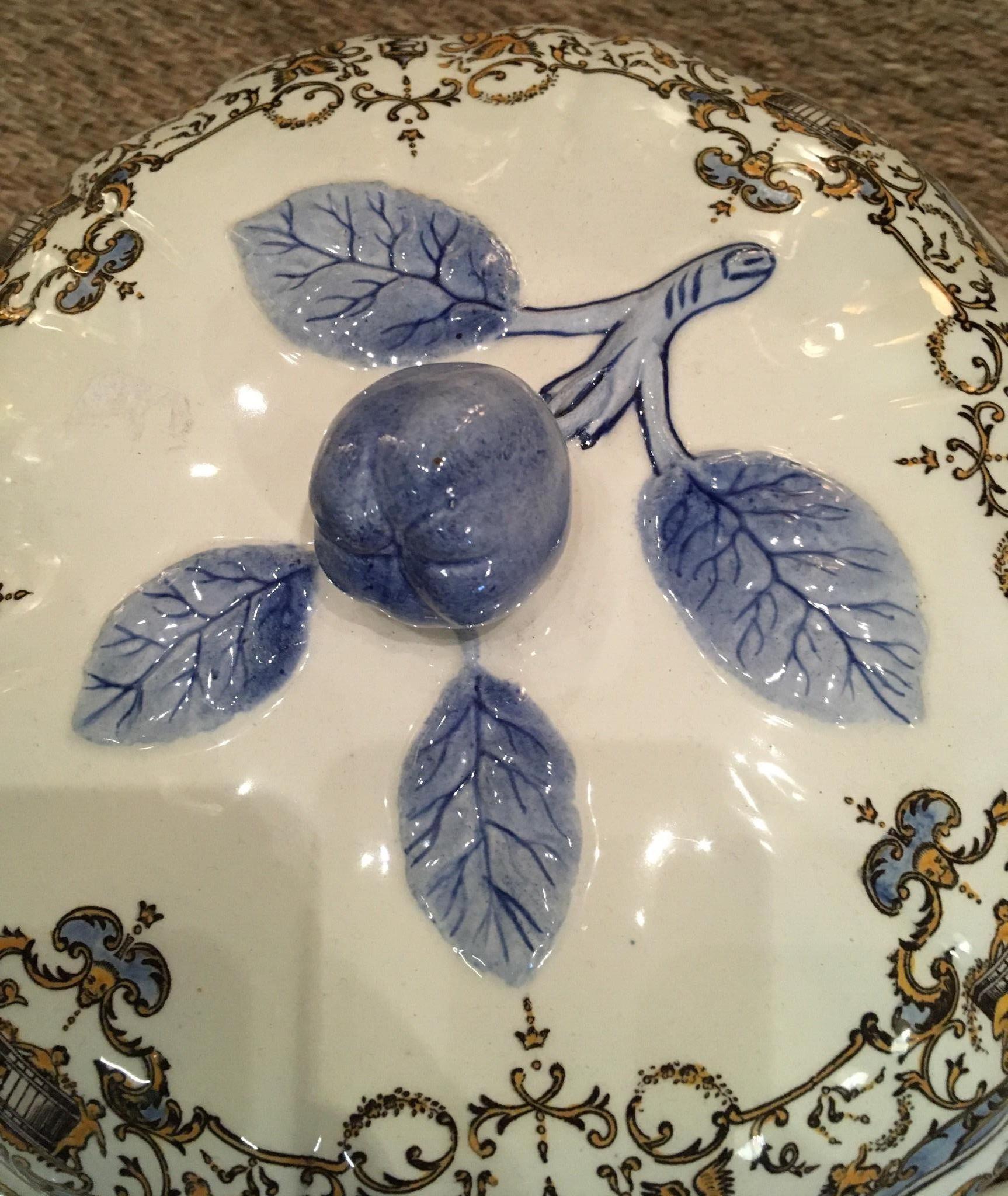 Faïencerie de Gien, circa 1940, France.
Dinner table service.
Faience (or earthenware).

Blue apple model.
Around 60 pieces.
In good condition.