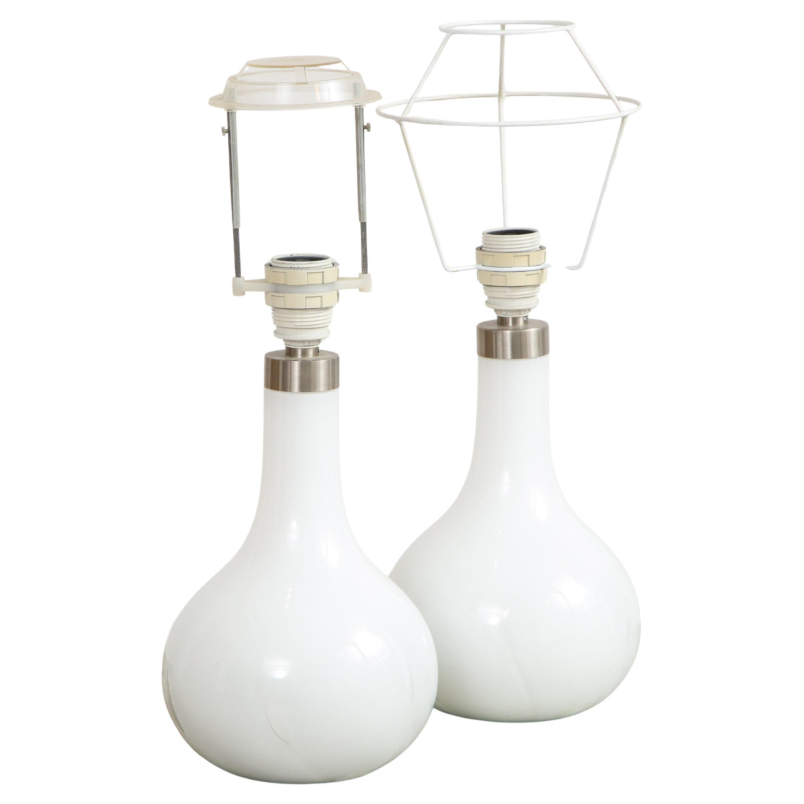 Lampes de bureau « Helens » en verre dépoli blanc soufflé à la main et laiton, de Peter Svarrer, Danemark
