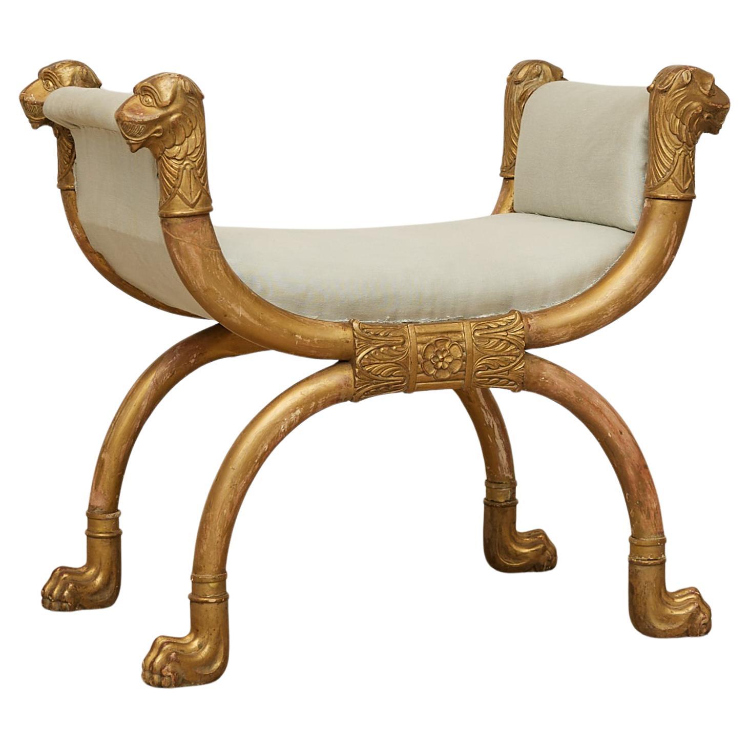 Tabouret Empire avec têtes de lion en bois doré et pieds en pattes de lion, Suède, vers 1810