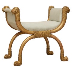 Taburete imperio con cabezas de león de madera dorada y patas de garra, Suecia, circa 1810