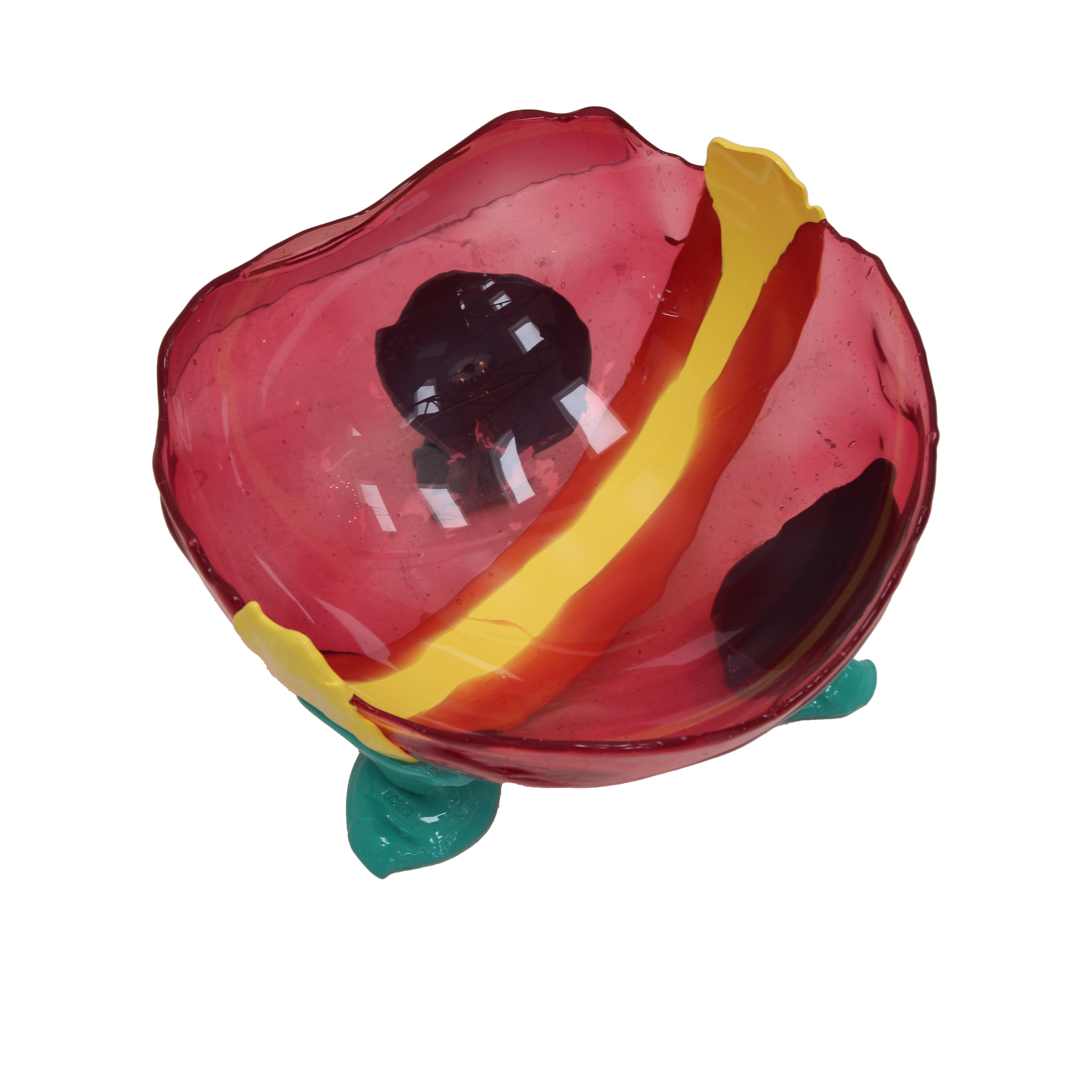 Fruttiera in resina morbida disegnata da Gaetano Pesce nel 1995 per la collezione Fish Design. Realizzato a mano in resina trasparente rosa, turchese e gialla opaca.

Fish è una celebrazione della creatività senza limiti di Gaetano Pesce, un maestro