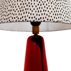 Lampada da tavolo italiana in vetro sommerso di Murano rosso degli anni ’60 con paralume a pois