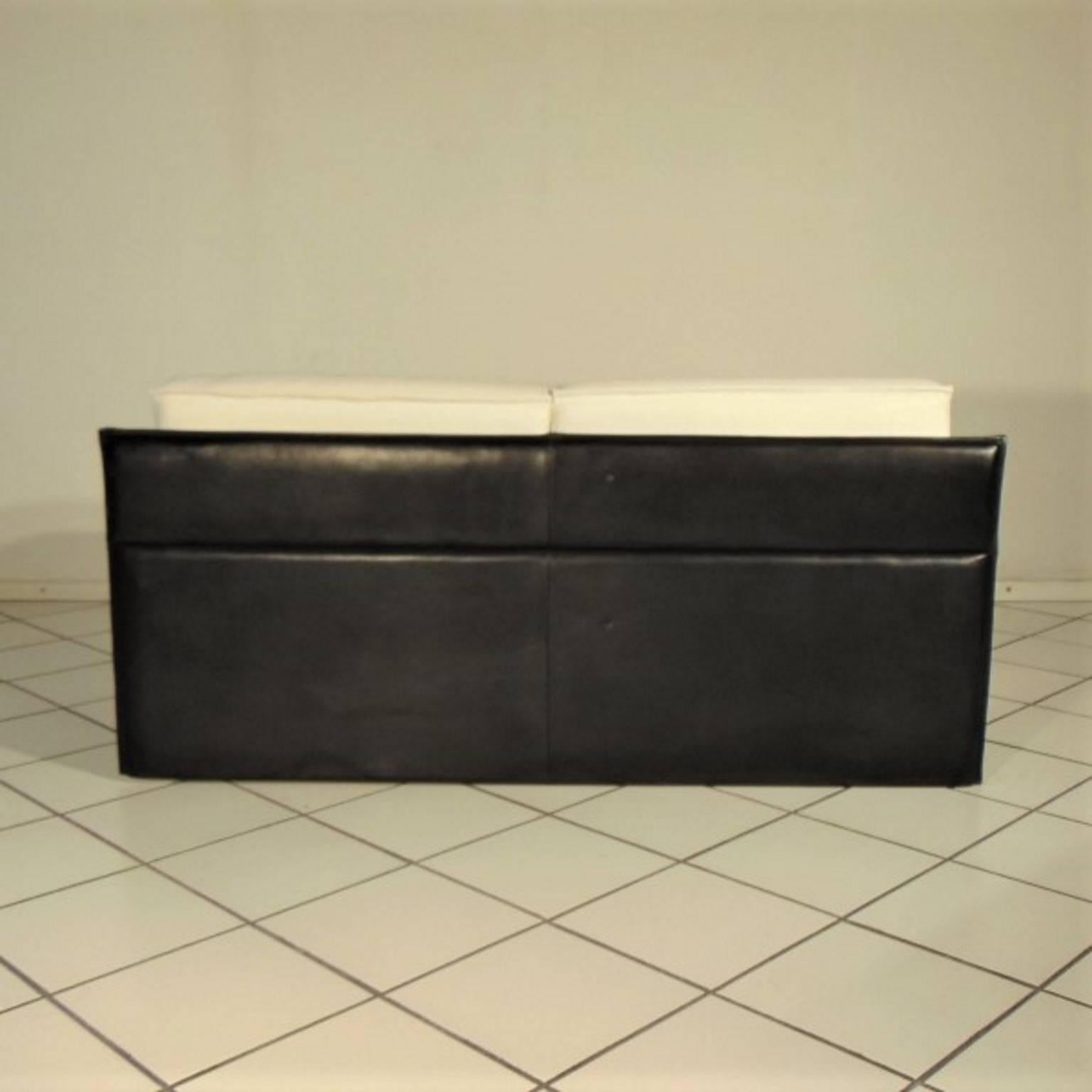 1981 Sormani White Leather Two-Seater Sofa with Black Inlays and Structure Italy (Italienisch)