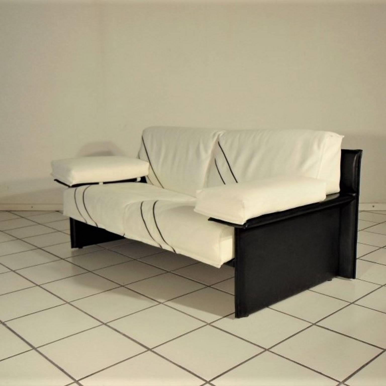 Dyed 1981 Sormani White Leather Two-Seater Sofa with Black Inlays and Structure Italy