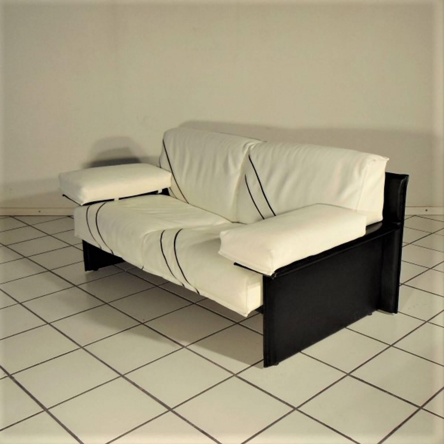 1981 Sormani White Leather Two-Seater Sofa with Black Inlays and Structure Italy In Good Condition In Arosio, IT