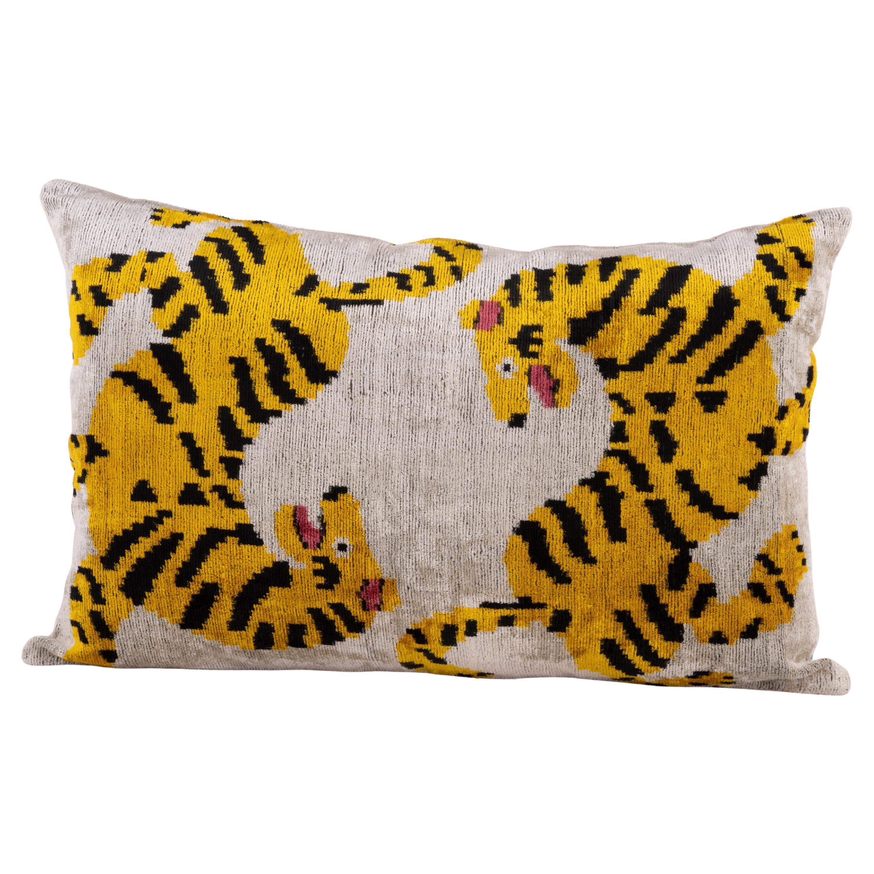 Handgewebte Seiden-Samt-Ikat-Kissen - Tigers