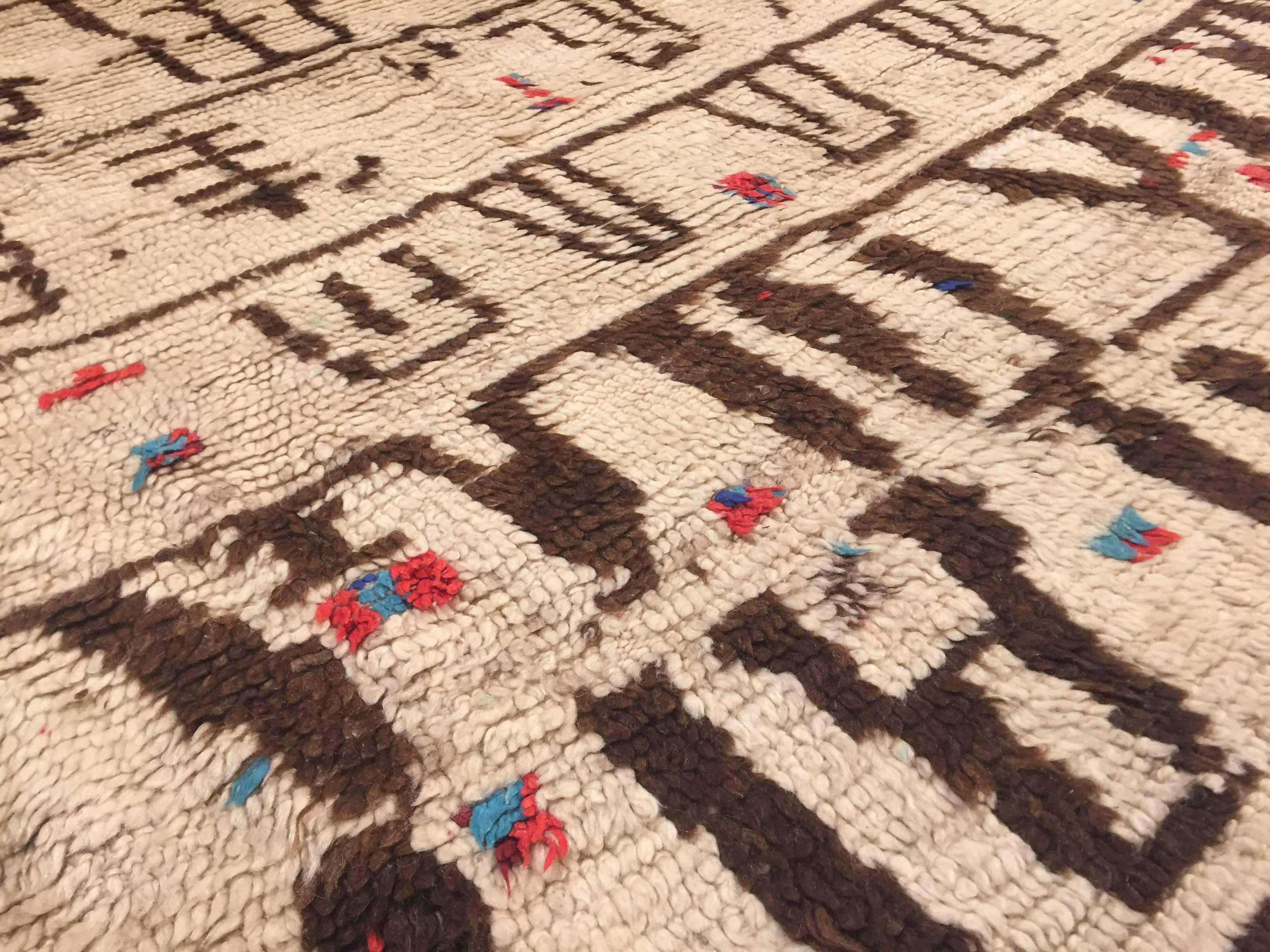 The graphics of this rug is particularly rich. The essential symbolism is an expression of the nomadic populations who find the first inspiration in the nature around them. Through these symbols it express abstract concepts, which are linked to