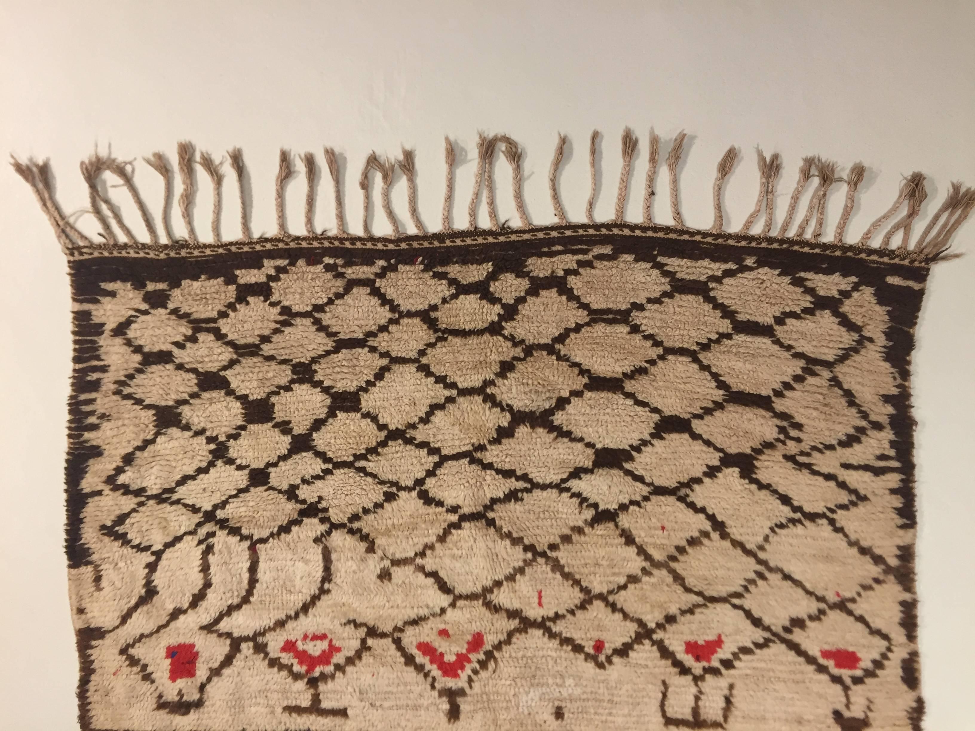 Tribale Tappeto Berber Beni Ourain in lana naturale beige marrone del Marocco del XX secolo, anni '20 in vendita