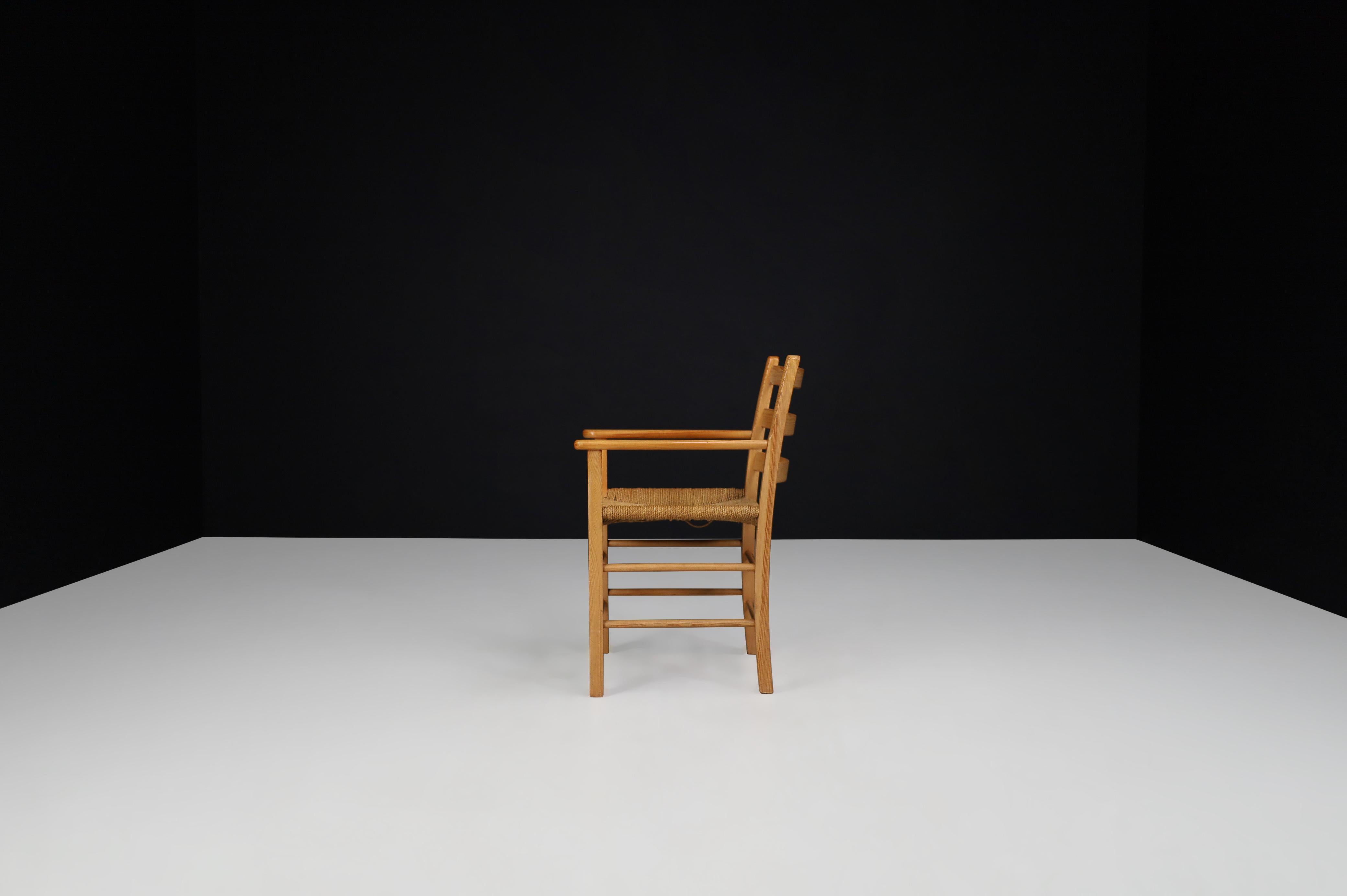 Metà XX secolo Poltrona danese in pino e corda, anni '60 - Minimalismo nordico in vendita