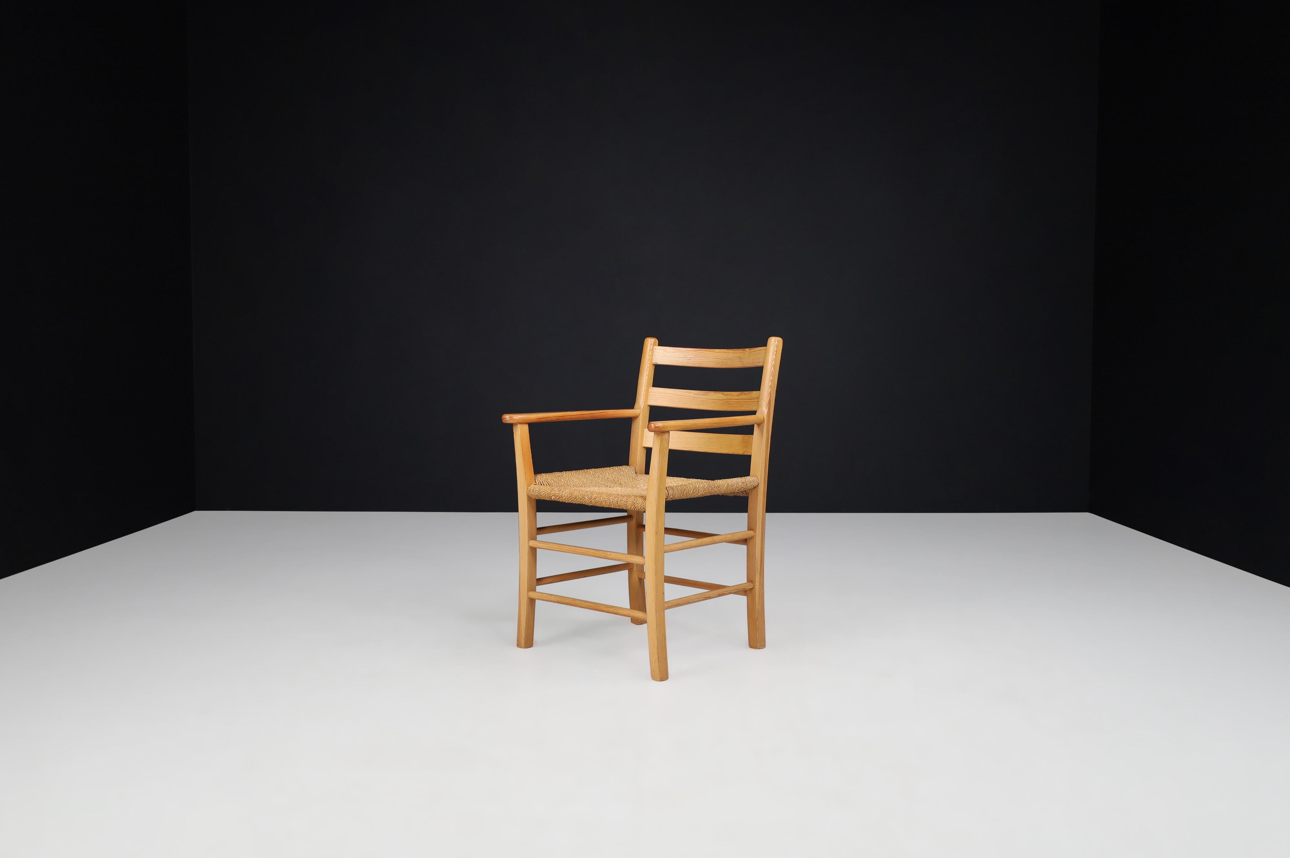 Poltrona danese in pino e corda, anni '60 - Minimalismo nordico

Questa elegante poltrona in pino e corda, realizzata in Danimarca negli anni '60, è una raffinata espressione del minimalismo nordico. Con le sue linee pulite, i materiali naturali e