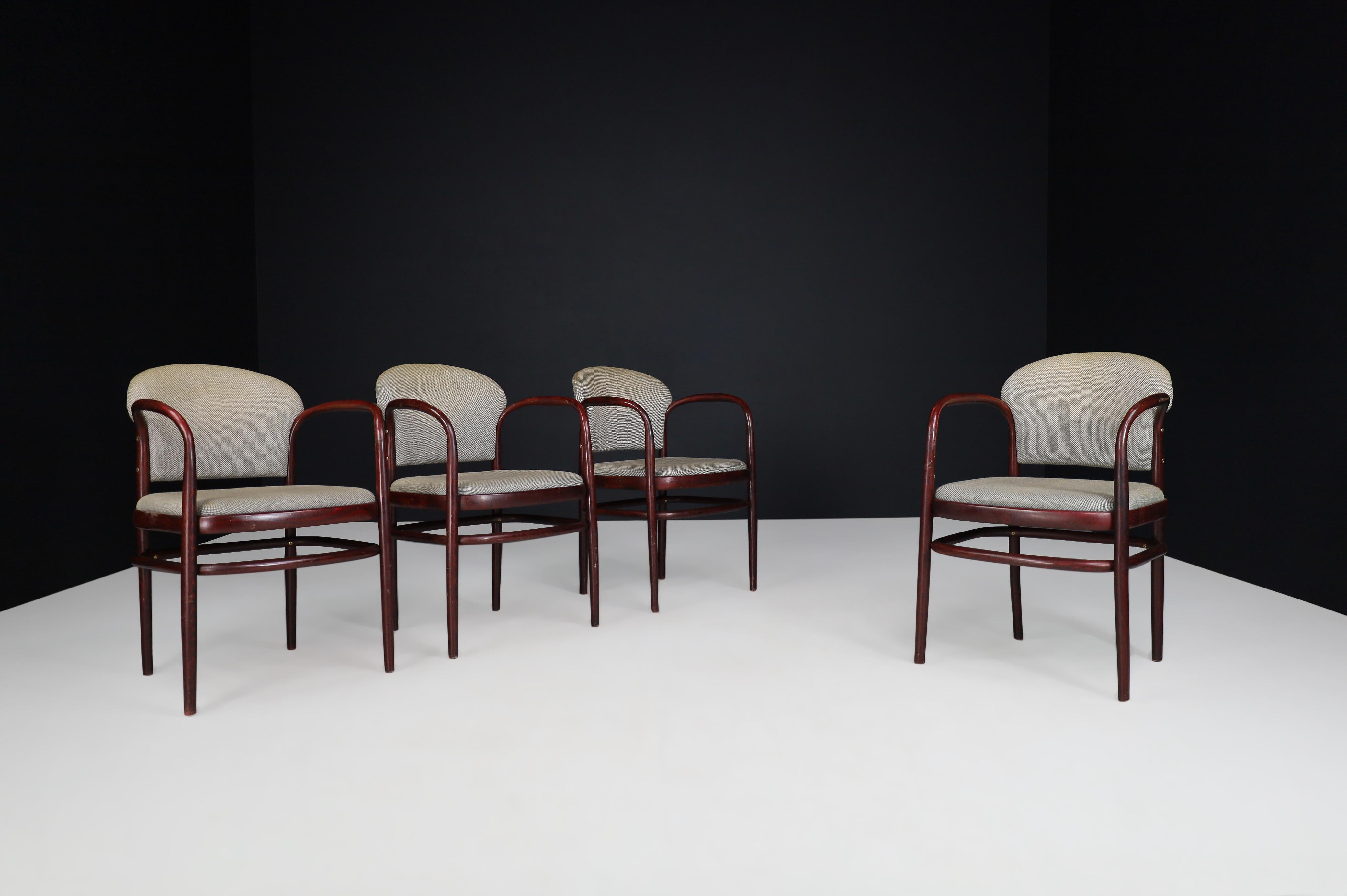Moderne Bugholzsessel der Jahrhundertmitte von TON, Tschechoslowakei, 1950er Jahre
Preis pro Stuhl - 4 verfügbar

Diese eleganten Mid-Century-Sessel wurden in den 1950er Jahren von TON in der Tschechoslowakei hergestellt und zeugen vom Erbe des