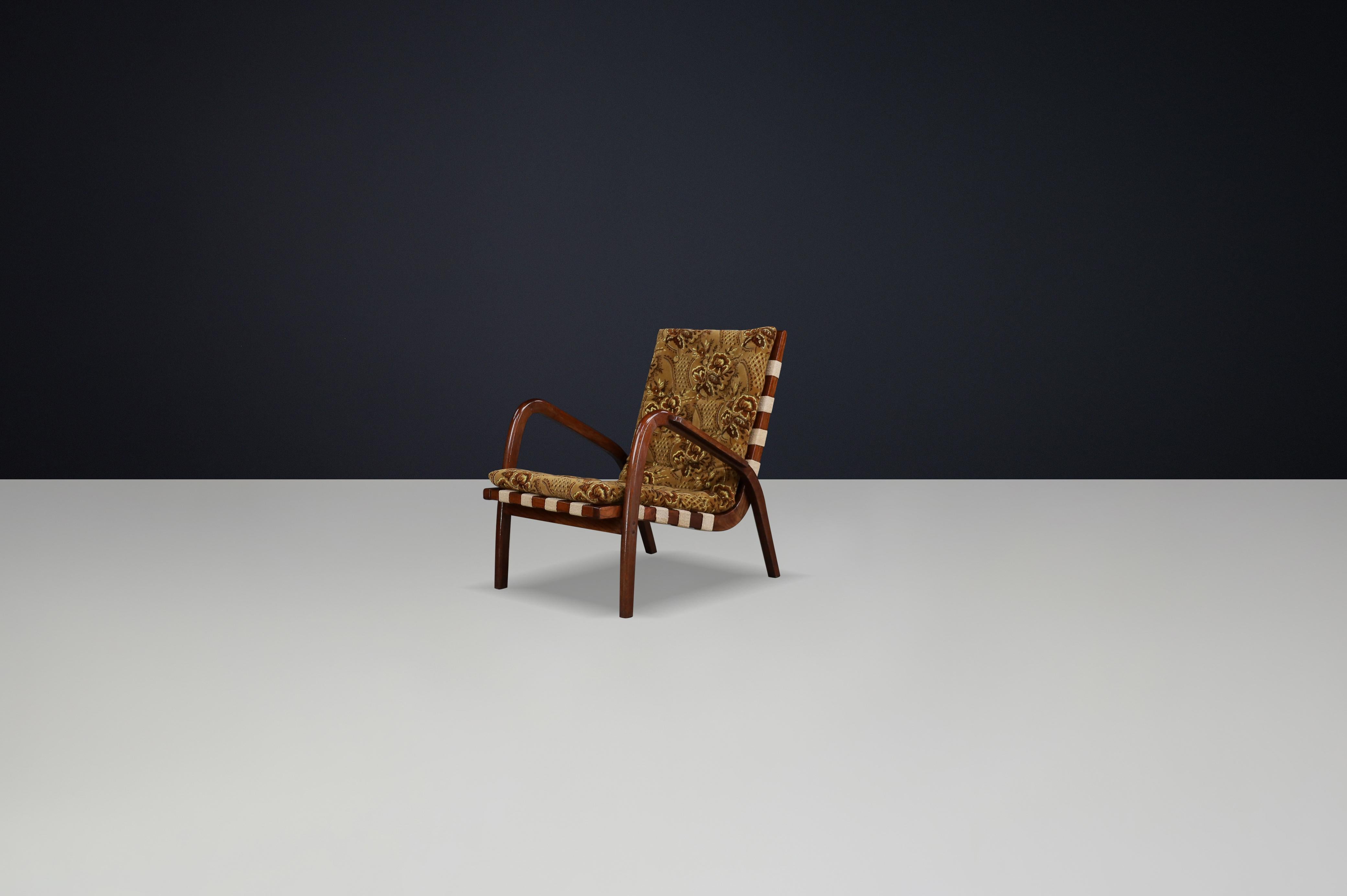 Jan Vaněk zugeschriebener Bugholzsessel, 1940er Jahre Tschechischer Funktionalismus

Dieser skulpturale Loungesessel aus Bugholz, der dem einflussreichen tschechischen Designer Jan Vaněk zugeschrieben wird, ist ein Beispiel für die klaren Linien und