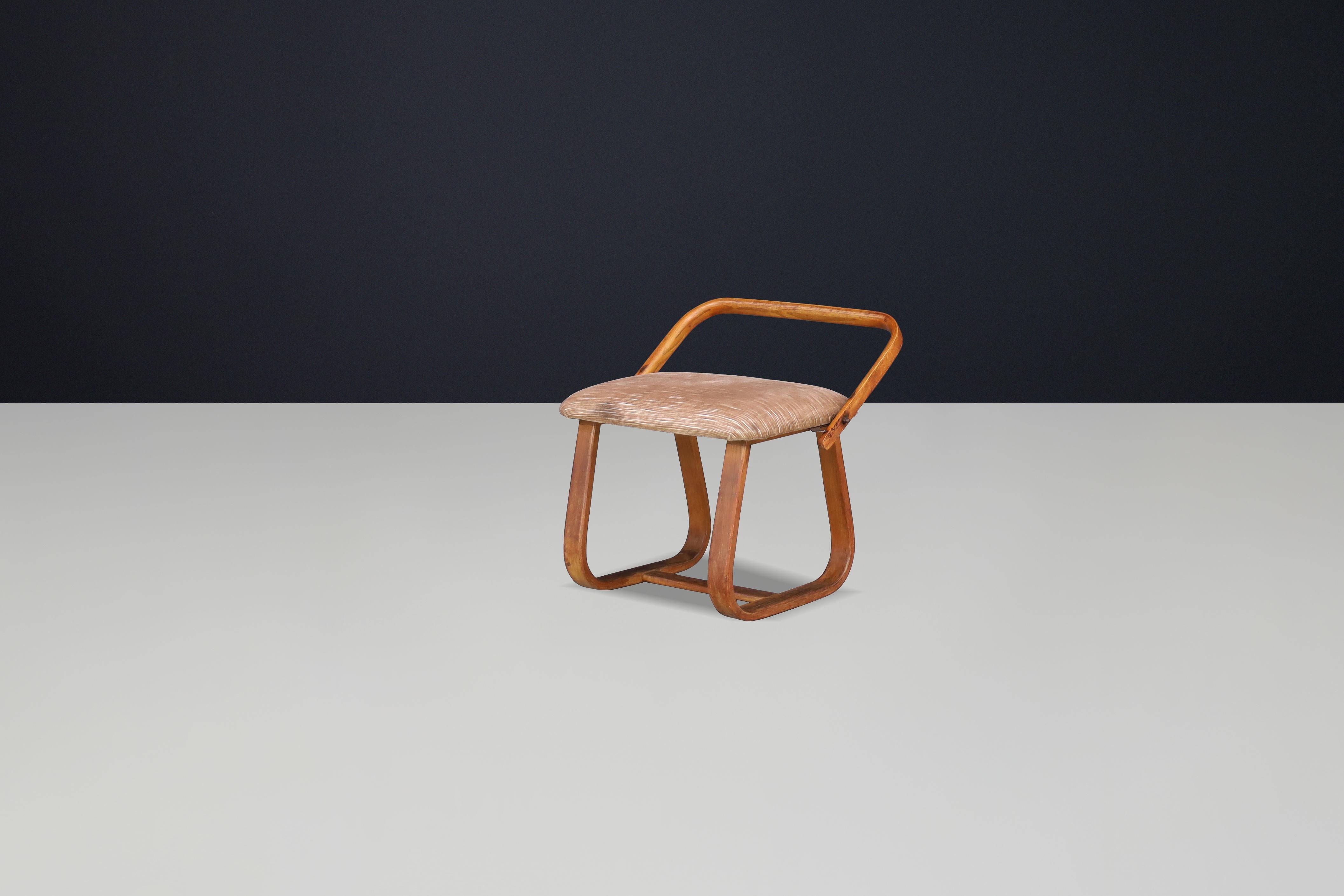 1930er Bugholzhocker von Jan Vaněk - tschechische Ikone der Moderne mit Originalpolsterung

Beschreibung:
Dieser Bugholzhocker ist ein seltenes und authentisches Beispiel für die frühe tschechische Moderne. Er wurde von Jan Vaněk in den 1930er