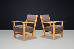 Par de sillones esculturales de haya europea, recién tapizados, de los años 60