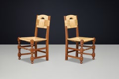 Coppia di sedie laterali in rovere francese con seduta in giunco intrecciato a mano, Francia, anni ’40