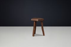Tabouret sculptural de style brutaliste en bois d'orme massif, signé Aranjou, France, vers les années 1960