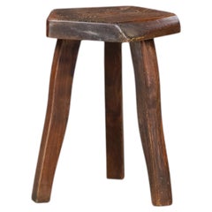 Tabouret sculptural de style brutaliste en bois d'orme massif, signé Aranjou, France, vers les années 1960