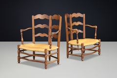 Par de sillones franceses de nogal y junco al estilo de Dudouyt, década de 1940
