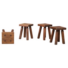 Tabouret français en chêne de style primitif, à la patine riche, années 1960
