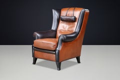 Fauteuil à dossier haut de style classique néerlandais, aux lignes sculpturales, en cuir cognac bicolore, années 1970