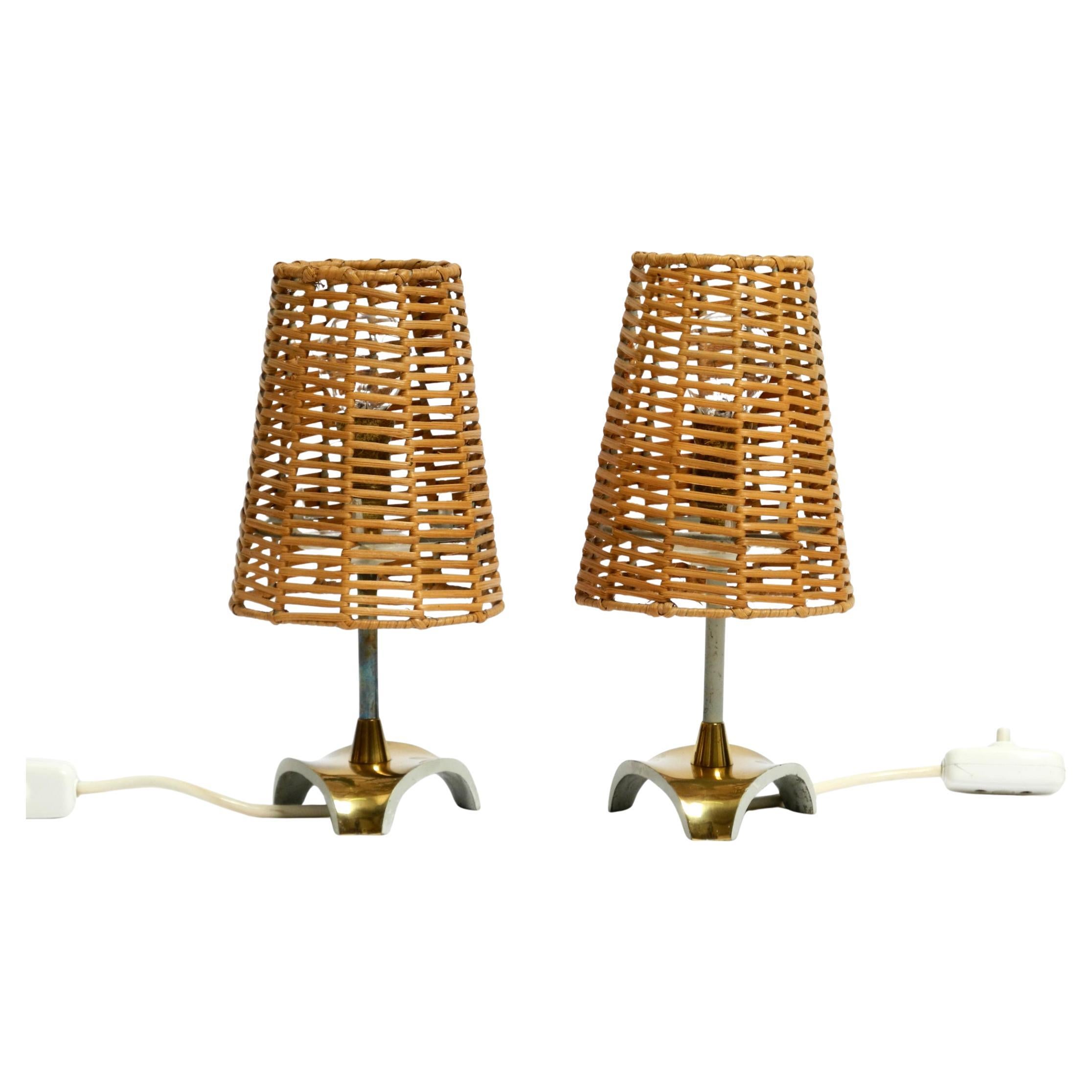 Paire de lampes de table en laiton avec abat-jour en rotin de style moderne du milieu du siècle dernier