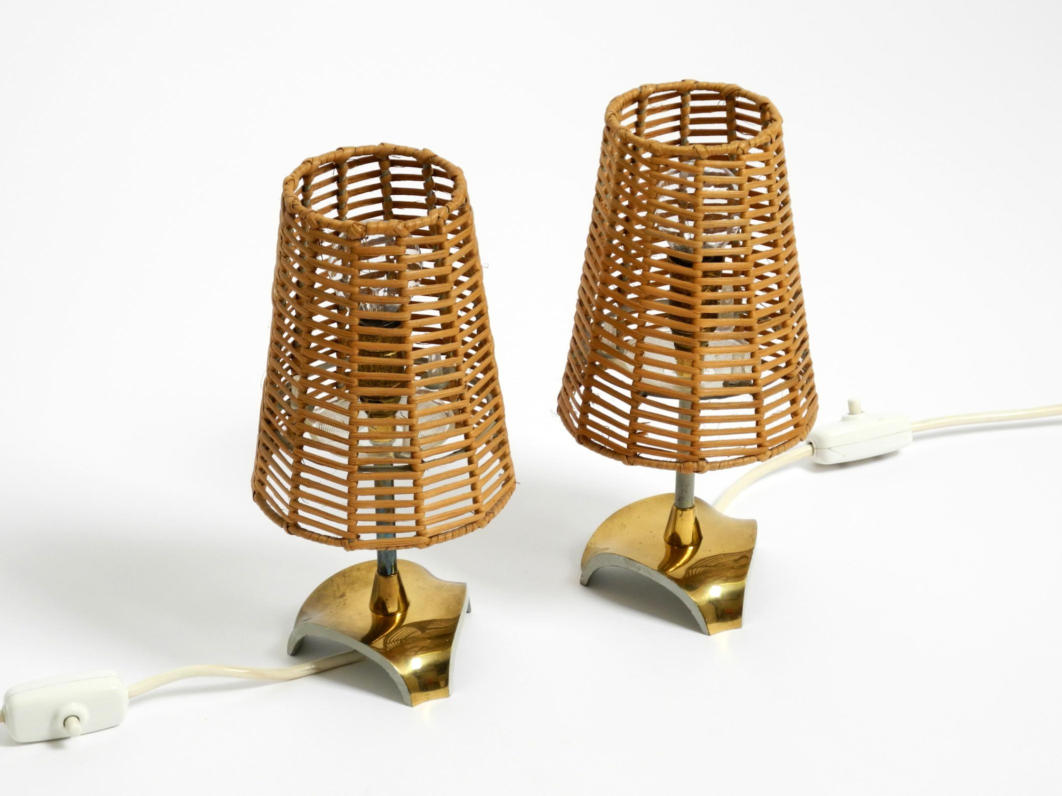 Mid-Century Modern Paire de lampes de table en laiton avec abat-jour en rotin de style moderne du milieu du siècle dernier en vente