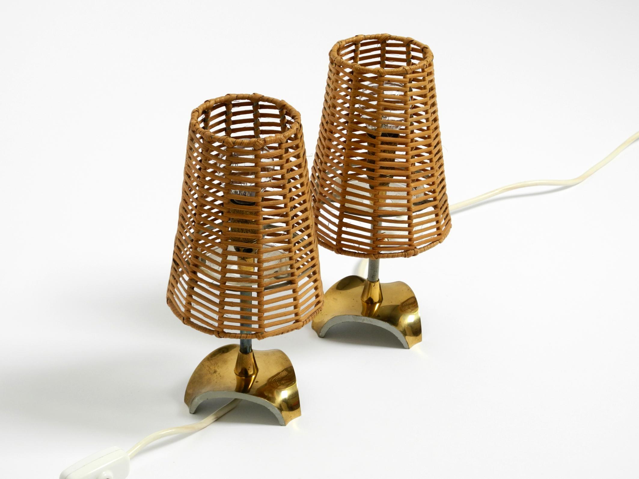 Allemand Paire de lampes de table en laiton avec abat-jour en rotin de style moderne du milieu du siècle dernier en vente