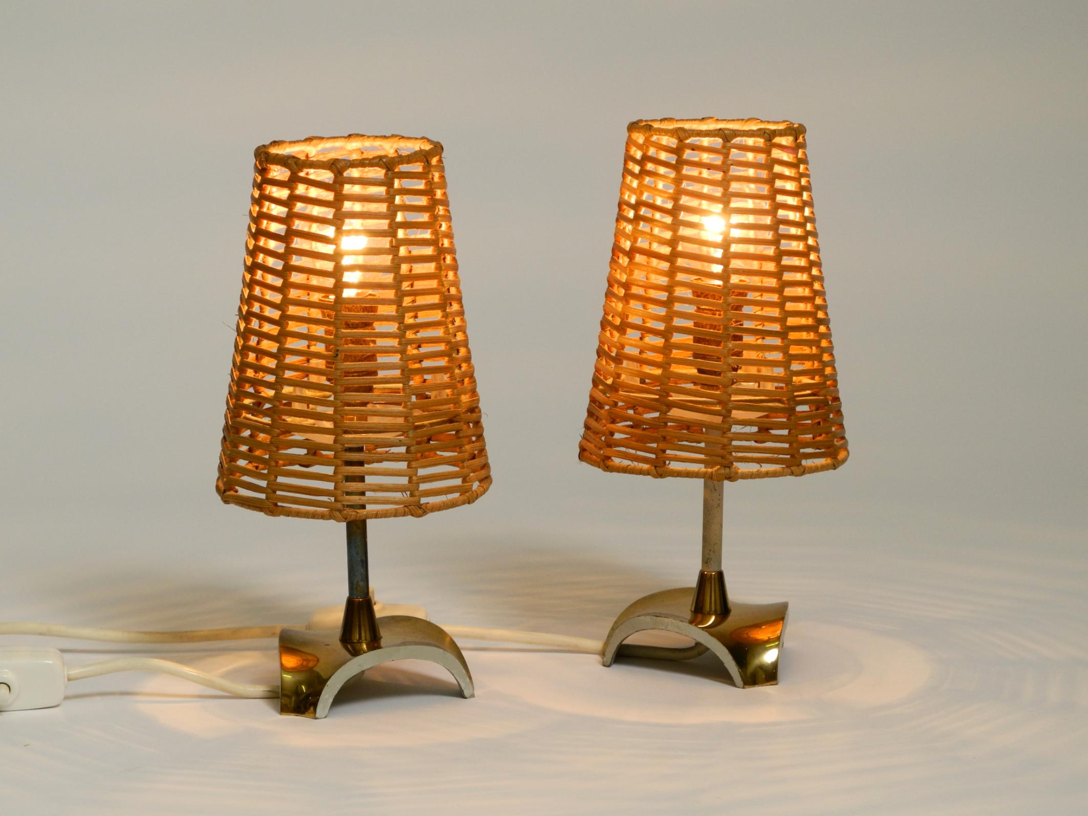 Paire de lampes de table en laiton avec abat-jour en rotin de style moderne du milieu du siècle dernier Bon état - En vente à München, DE