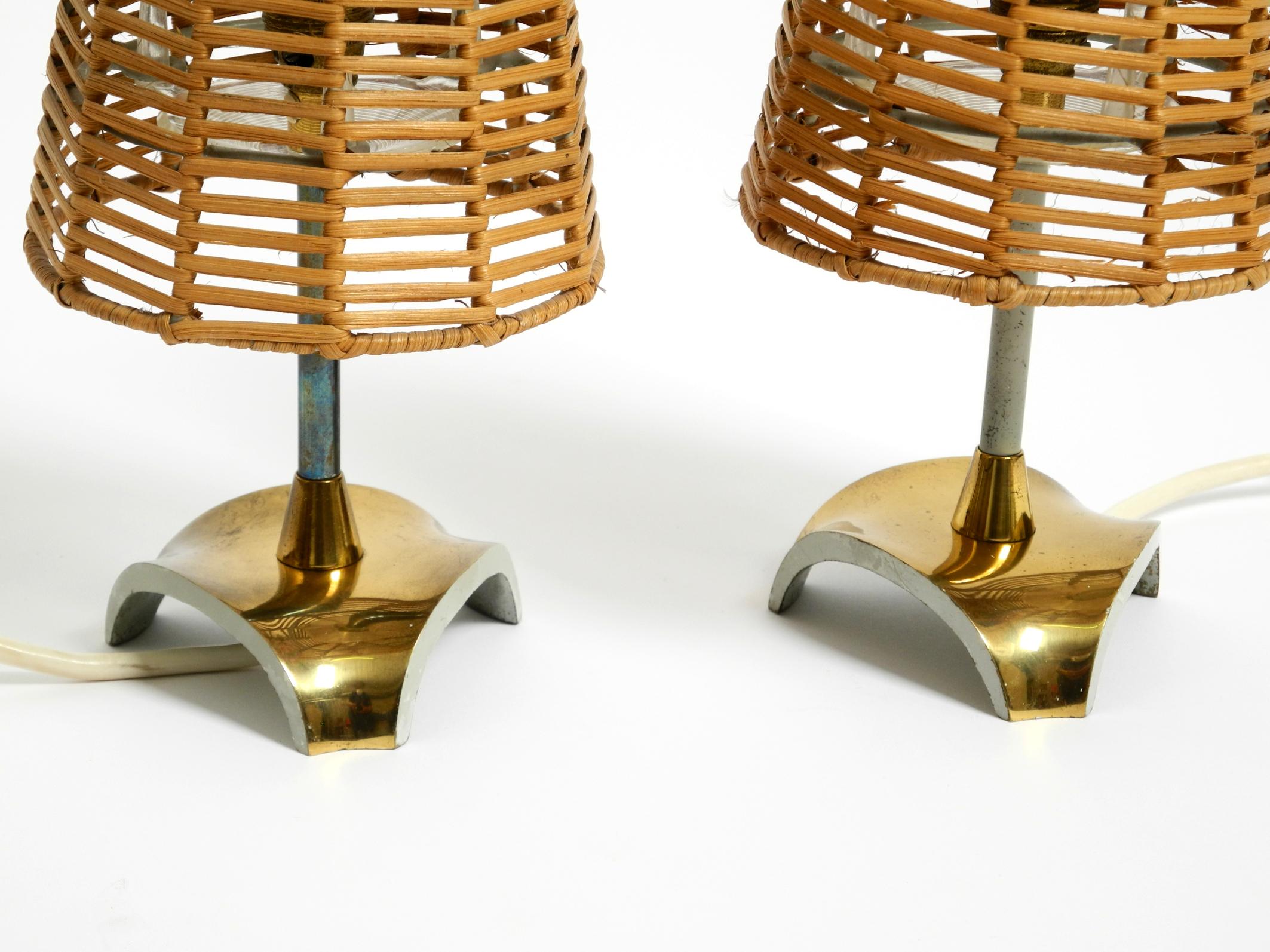 Laiton Paire de lampes de table en laiton avec abat-jour en rotin de style moderne du milieu du siècle dernier en vente