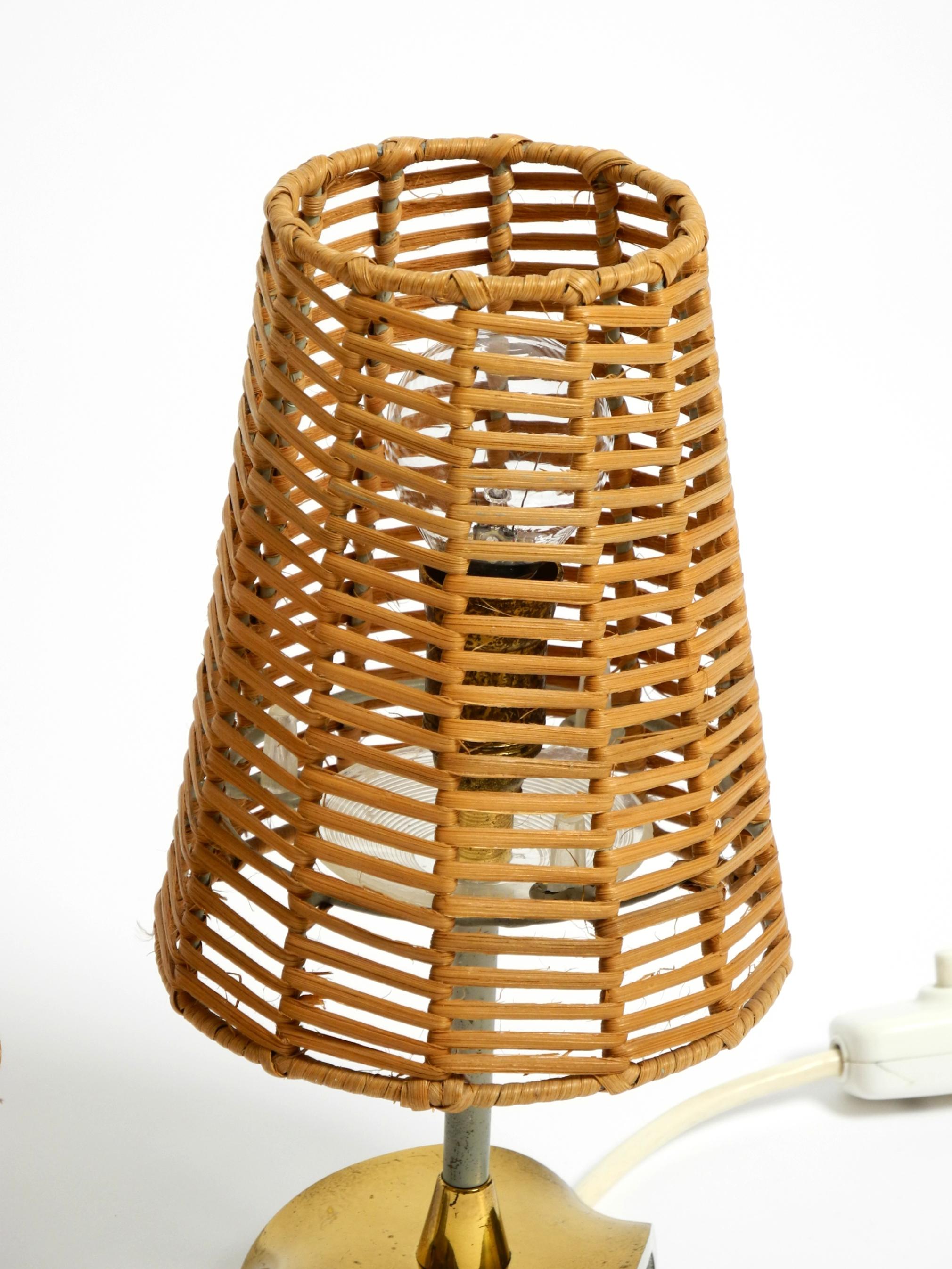 Milieu du XXe siècle Paire de lampes de table en laiton avec abat-jour en rotin de style moderne du milieu du siècle dernier en vente
