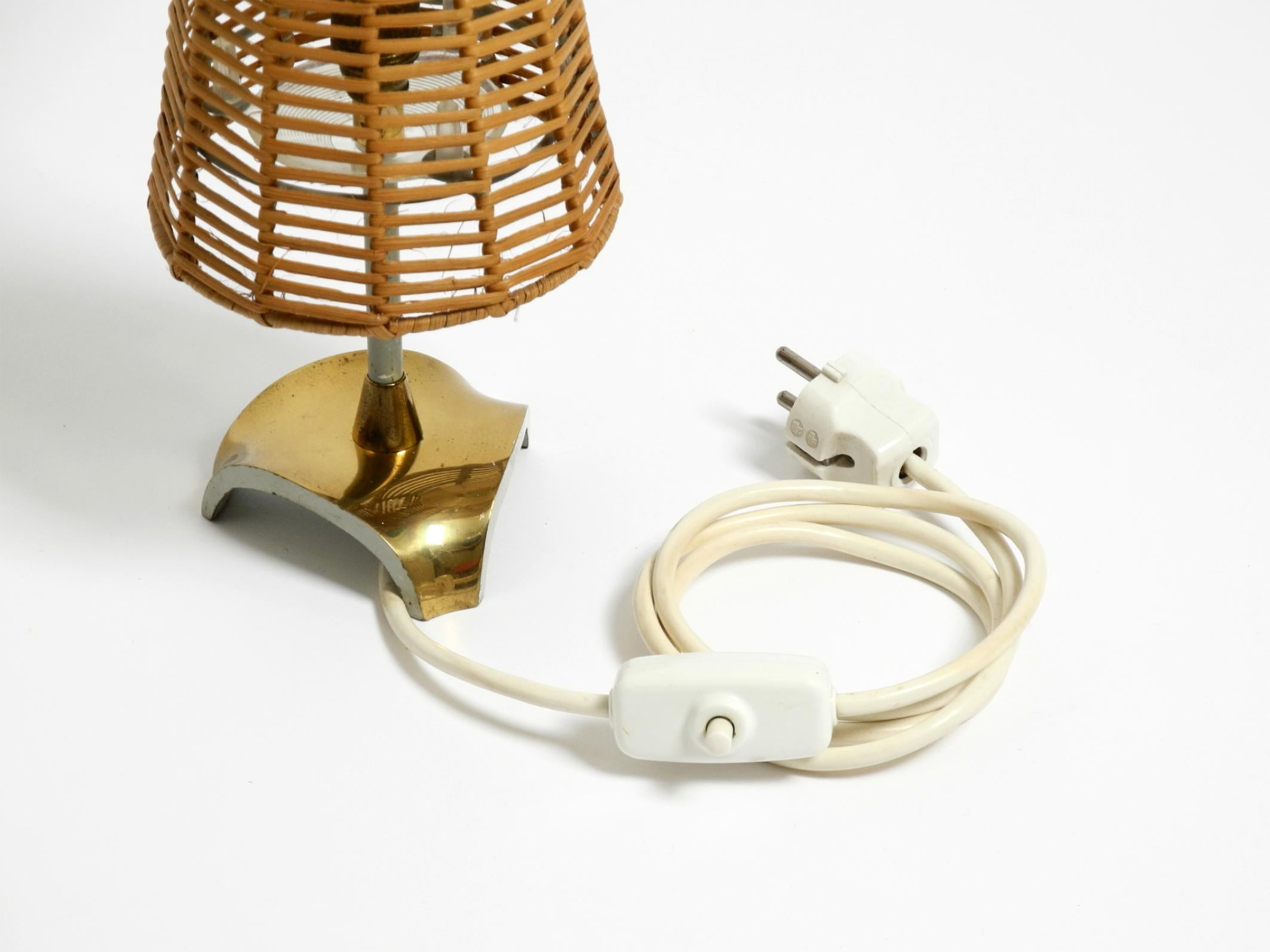 Paire de lampes de table en laiton avec abat-jour en rotin de style moderne du milieu du siècle dernier en vente 1