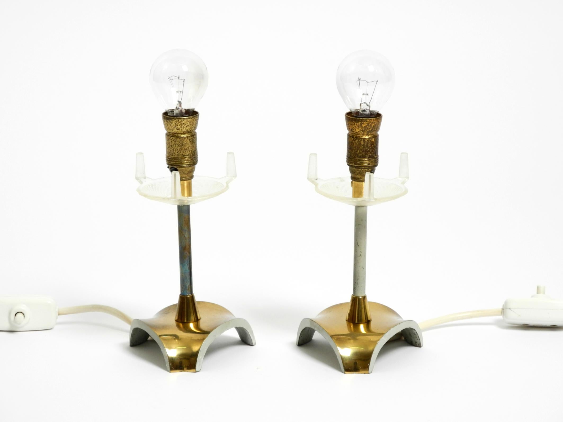 Paire de lampes de table en laiton avec abat-jour en rotin de style moderne du milieu du siècle dernier en vente 2