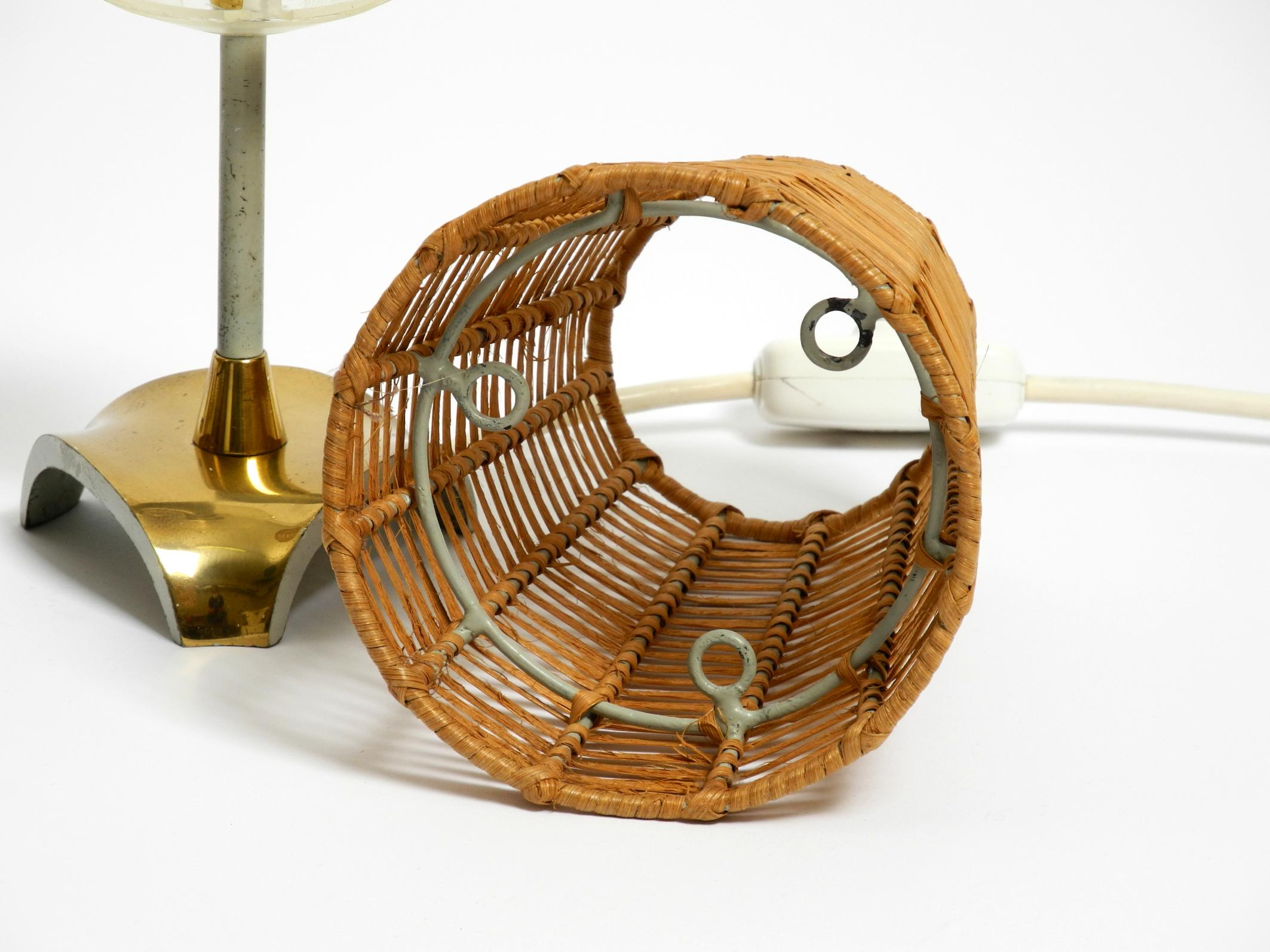 Paire de lampes de table en laiton avec abat-jour en rotin de style moderne du milieu du siècle dernier en vente 3