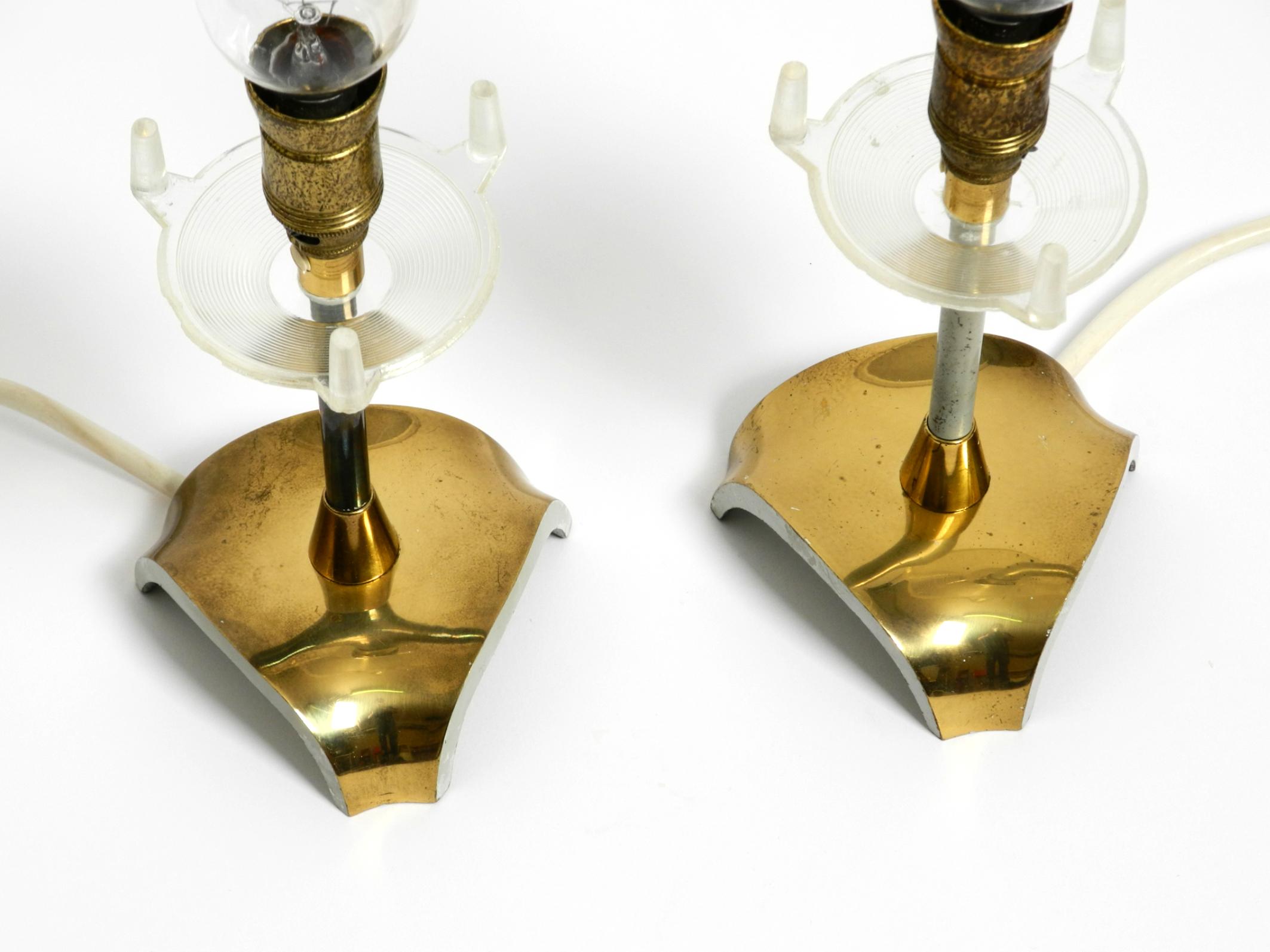 Paire de lampes de table en laiton avec abat-jour en rotin de style moderne du milieu du siècle dernier en vente 4