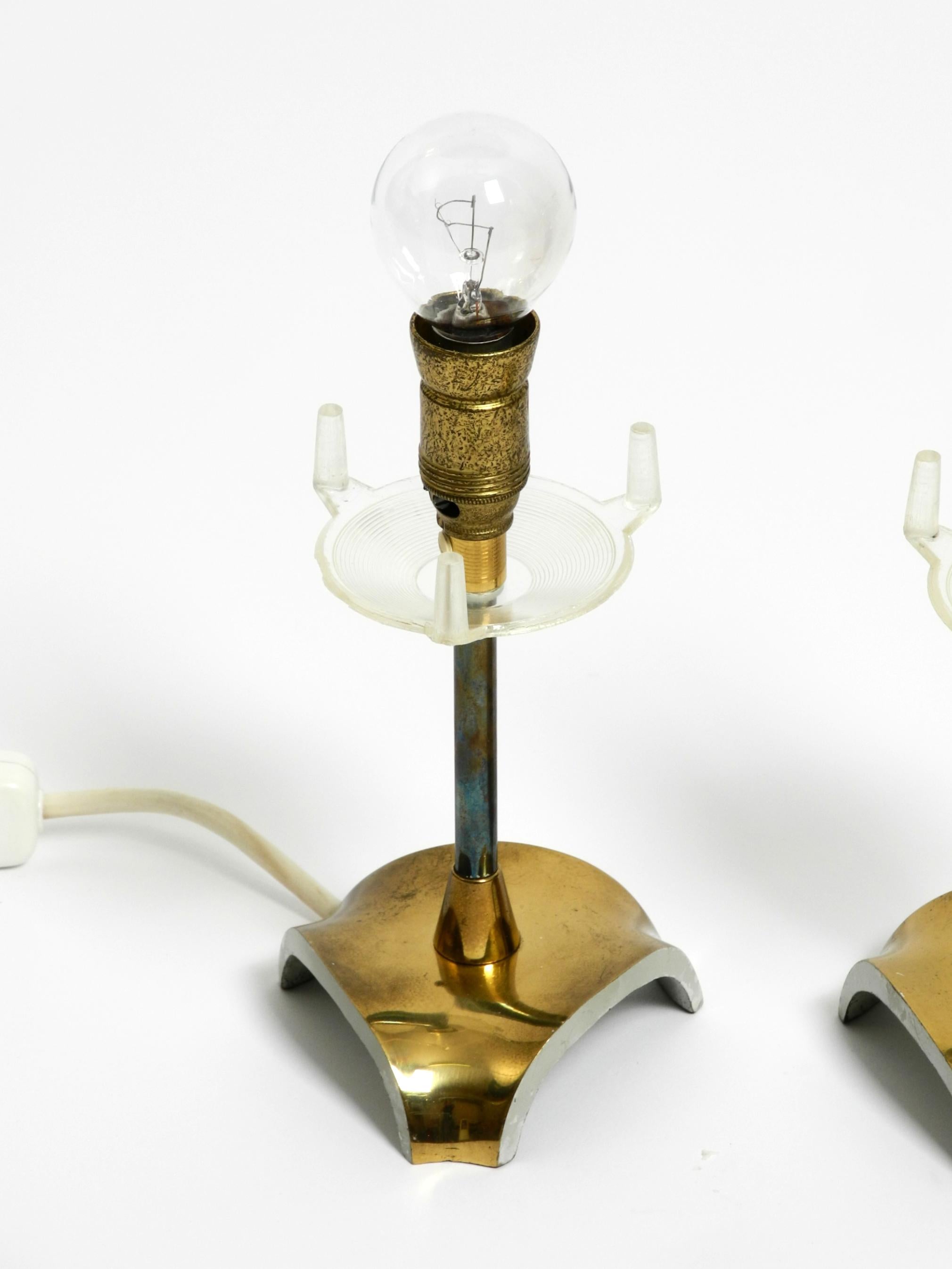 Paire de lampes de table en laiton avec abat-jour en rotin de style moderne du milieu du siècle dernier en vente 5