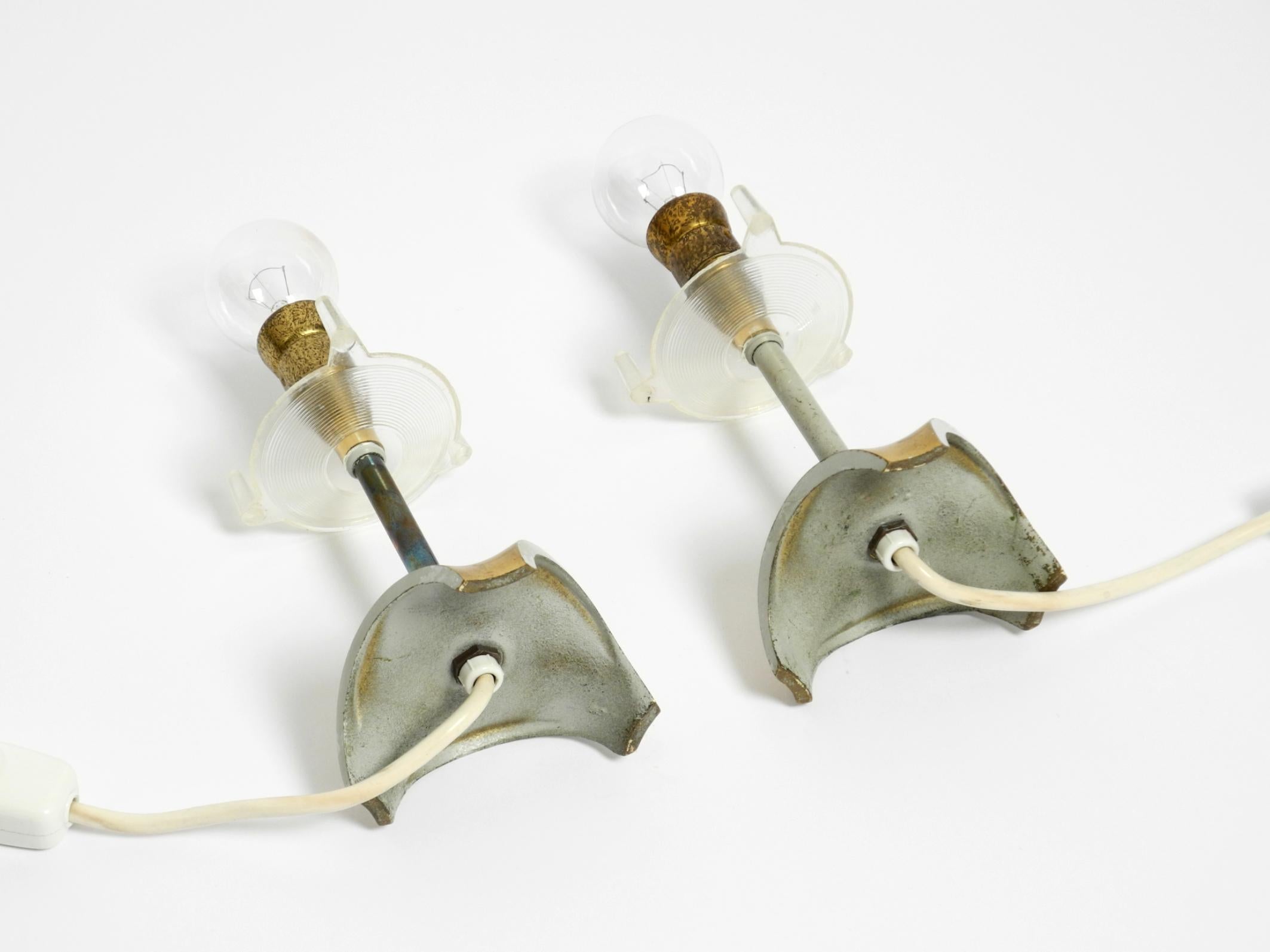 Paire de lampes de table en laiton avec abat-jour en rotin de style moderne du milieu du siècle dernier en vente 6