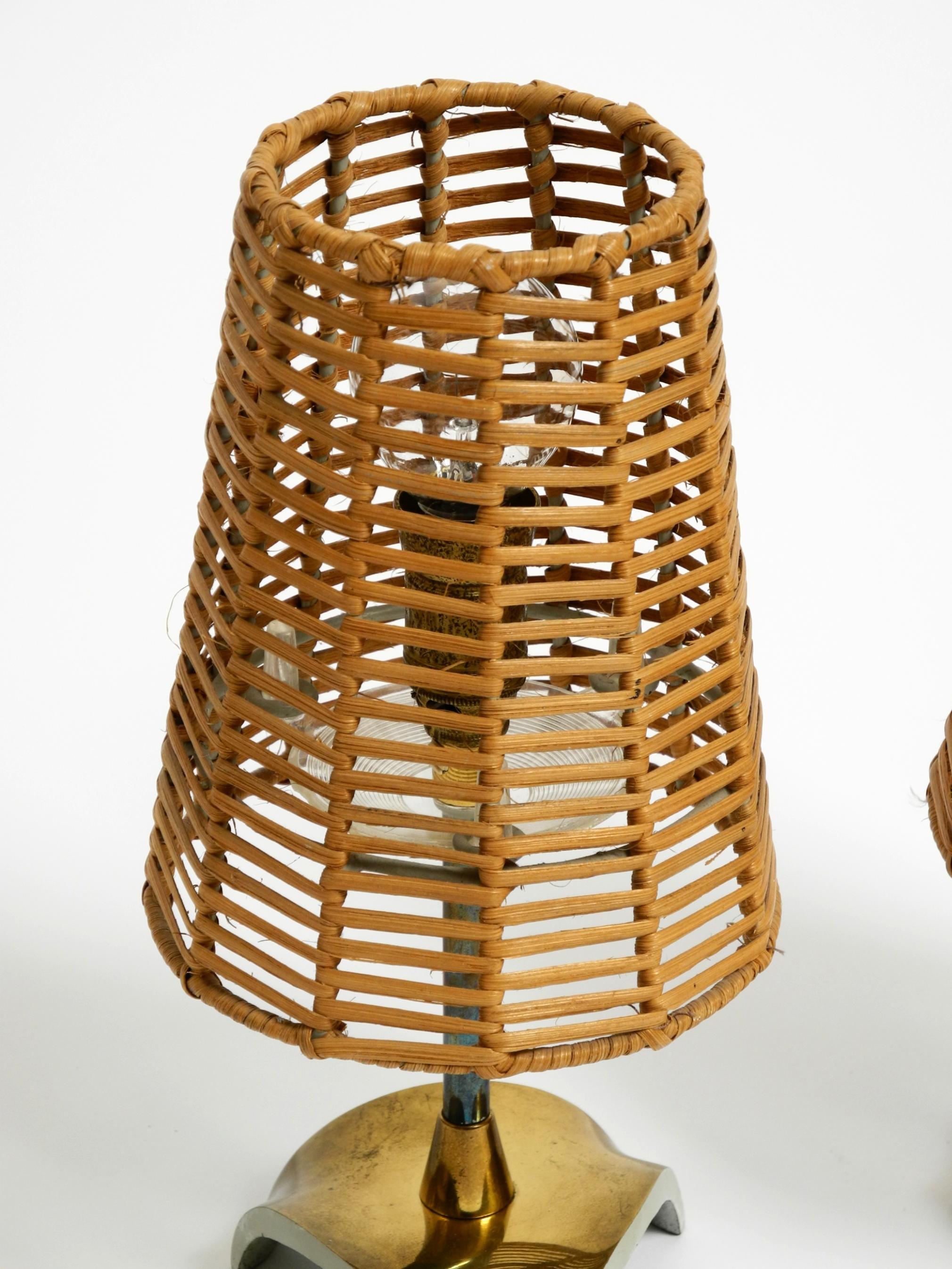 Paire de lampes de table en laiton avec abat-jour en rotin de style moderne du milieu du siècle dernier en vente 7